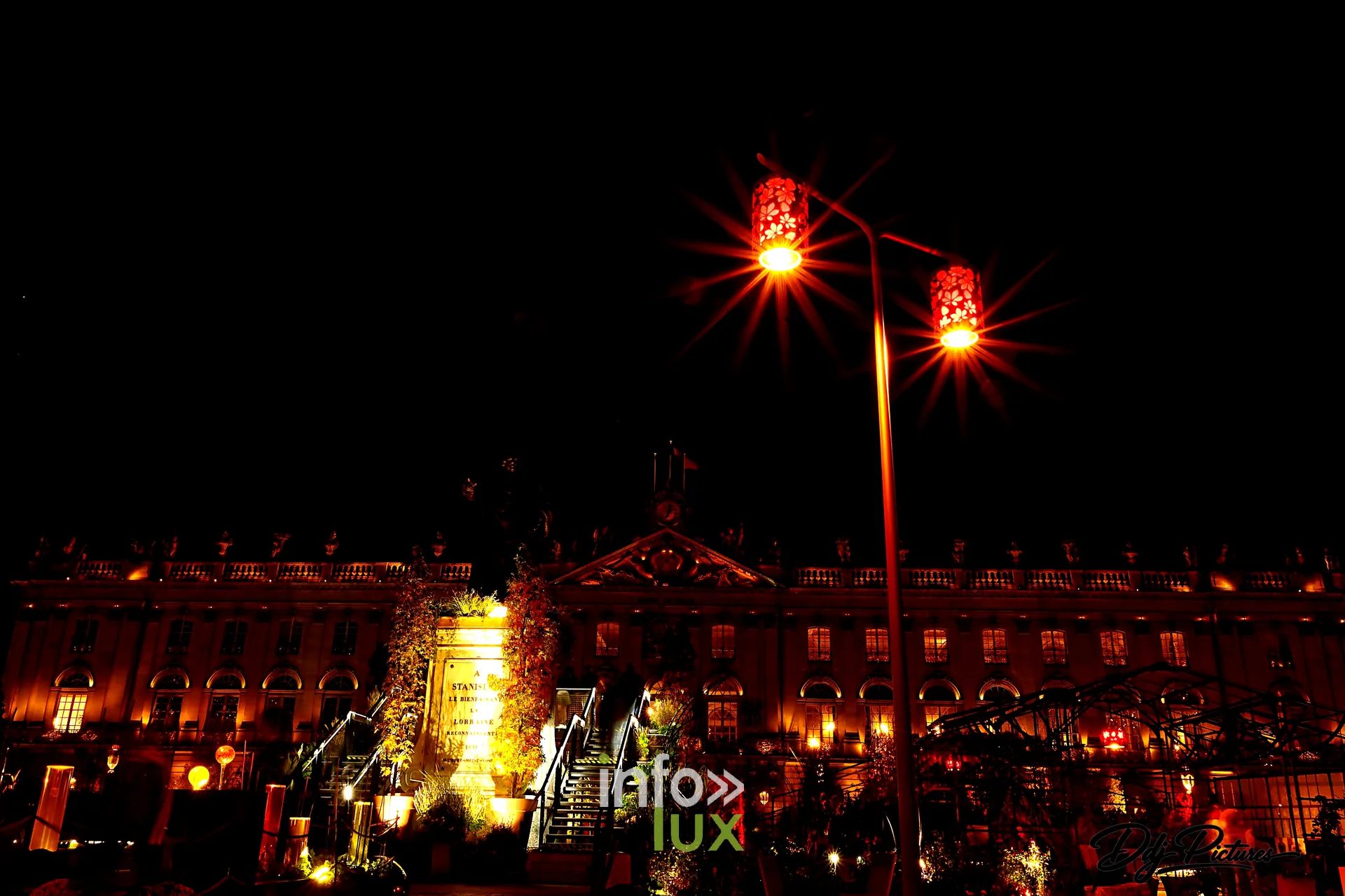 Jardin éphémère « Gallé ou l’éclat de vert », place Stanislas à Nancy, 29 octobre 2026 : piédestal de la statue de Stanislas (photo Éric Didierjean)