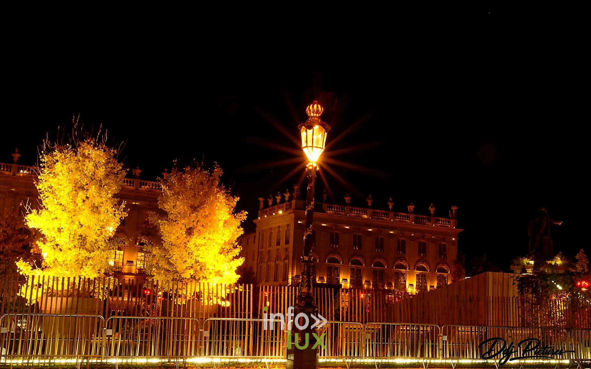 Jardin éphémère « Gallé ou l’éclat de vert », place Stanislas à Nancy, 29 octobre 2026 : arbres au feuillage jaune et réverbère en bordure du jardin (photo Éric Didierjean)
