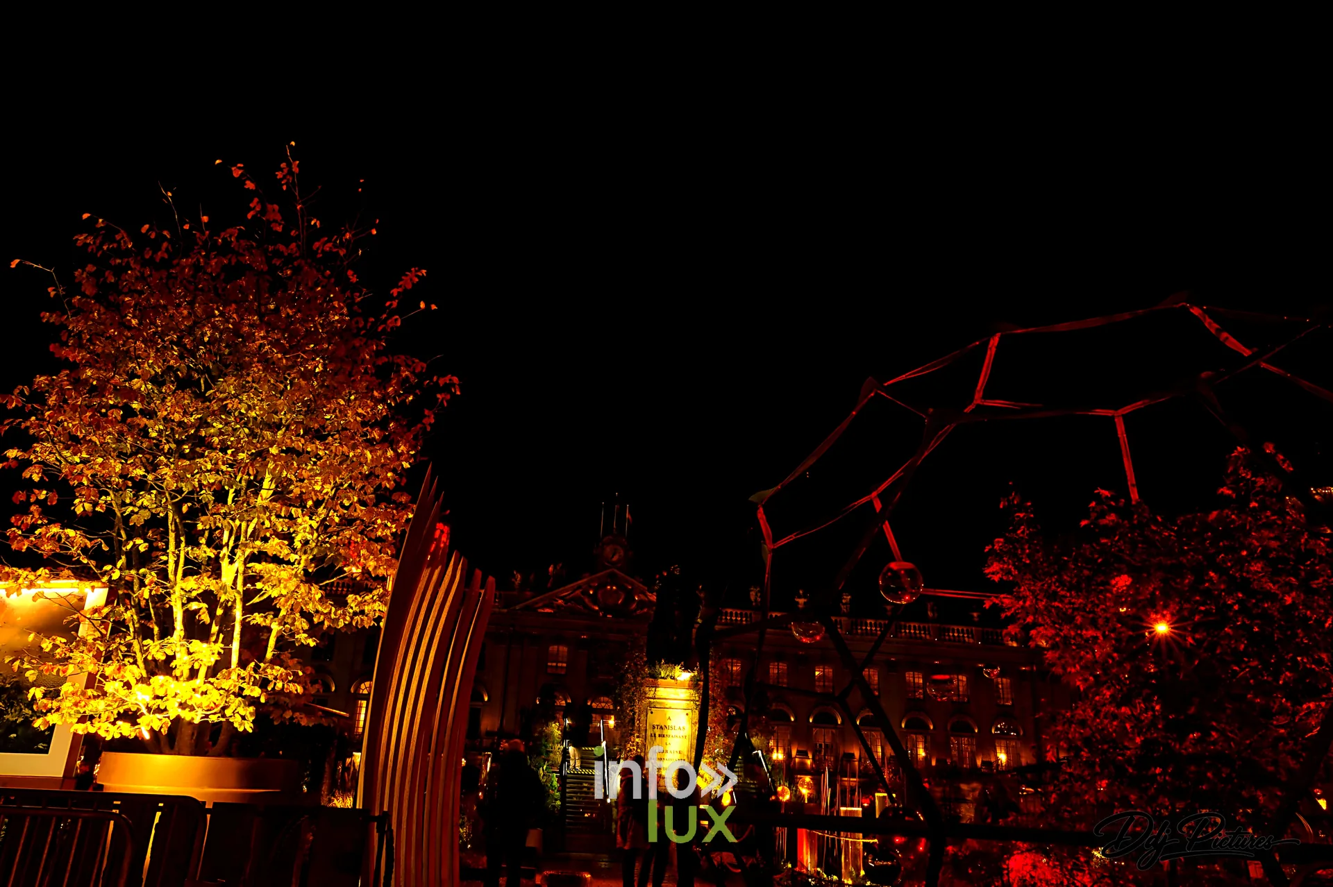 Jardin éphémère « Gallé ou l’éclat de vert », place Stanislas à Nancy, 29 octobre 2026 : arbres et structure métallique dans le jardin (photo Éric Didierjean)