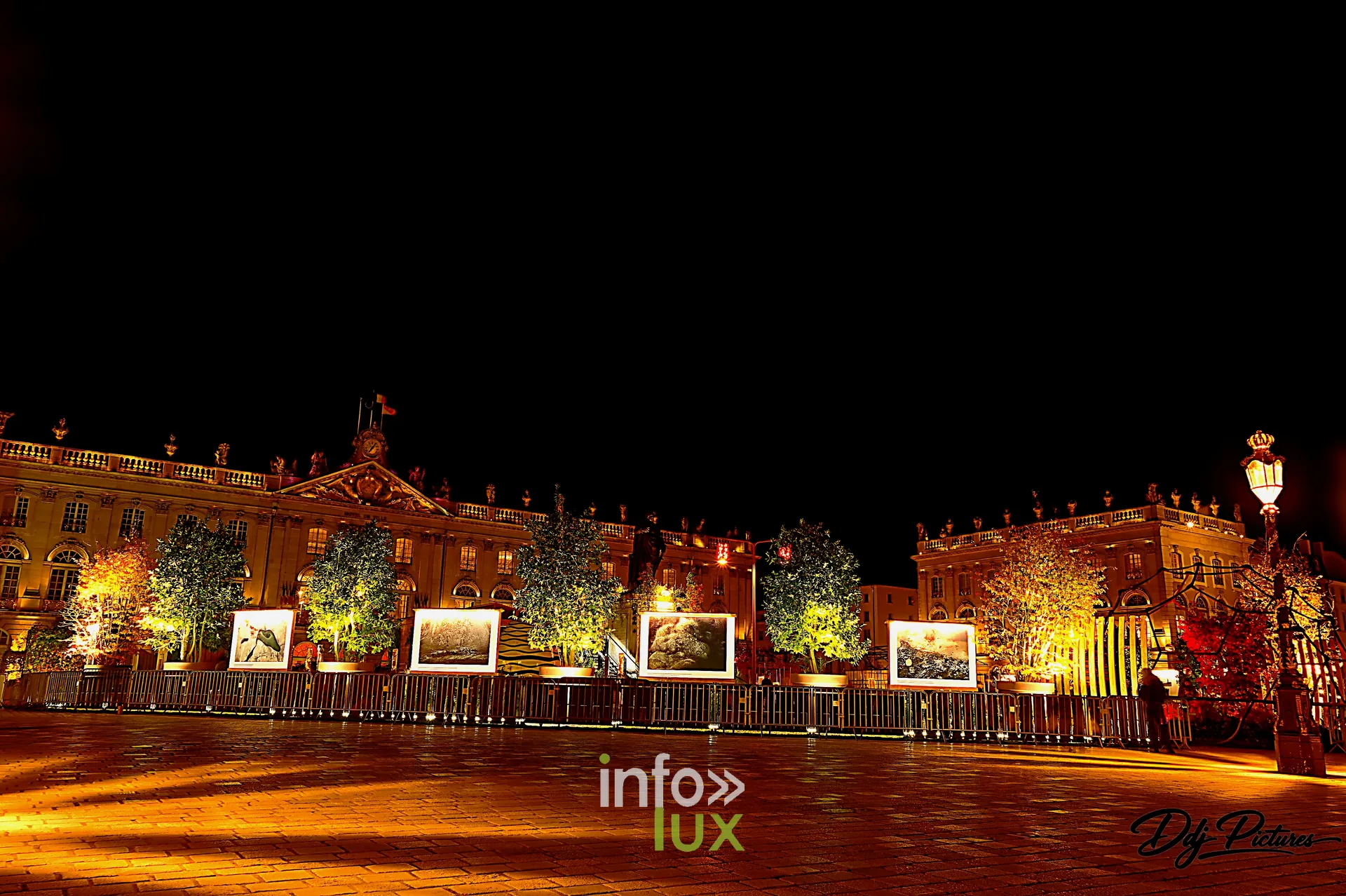 Jardin éphémère « Gallé ou l’éclat de vert », place Stanislas à Nancy, 29 octobre 2026 : photographies exposées en bordure du jardin (photo Éric Didierjean)