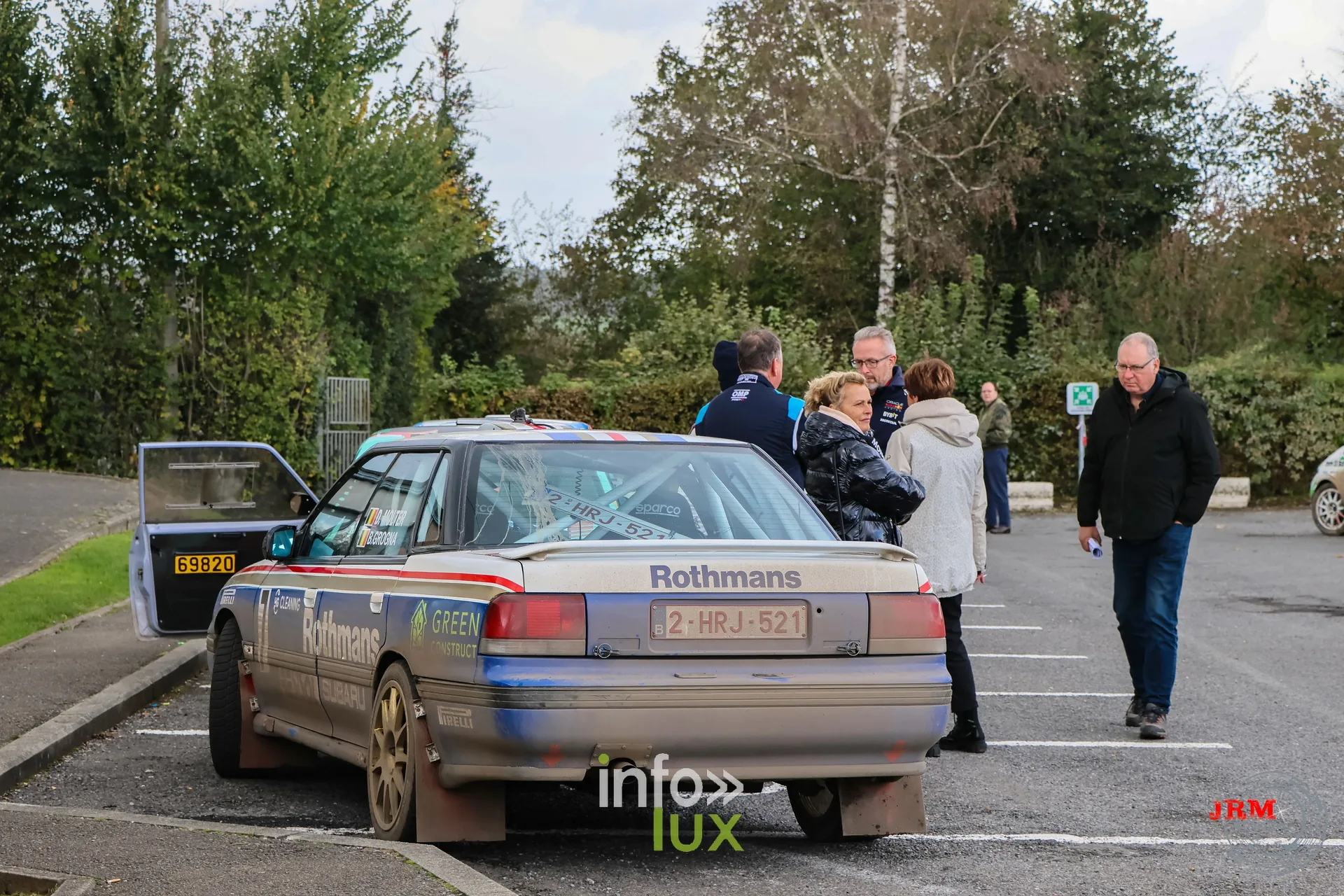 JMC Rallye des Hautes Fagnes 2026 à Jalhay : une voiture du rallye à l’arrêt (photo Jérémy Leboutte)