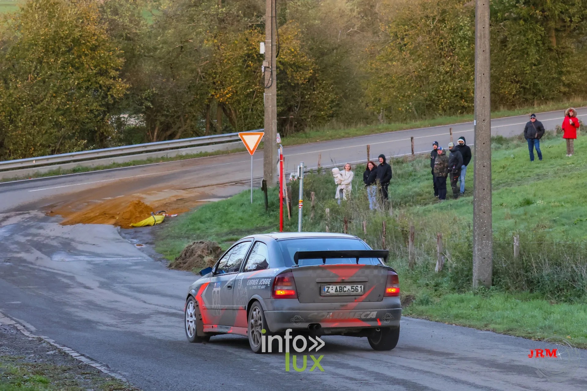 JMC Rallye des Hautes Fagnes 2026 à Jalhay : une voiture du rallye sur le parcours (photo Jérémy Leboutte)