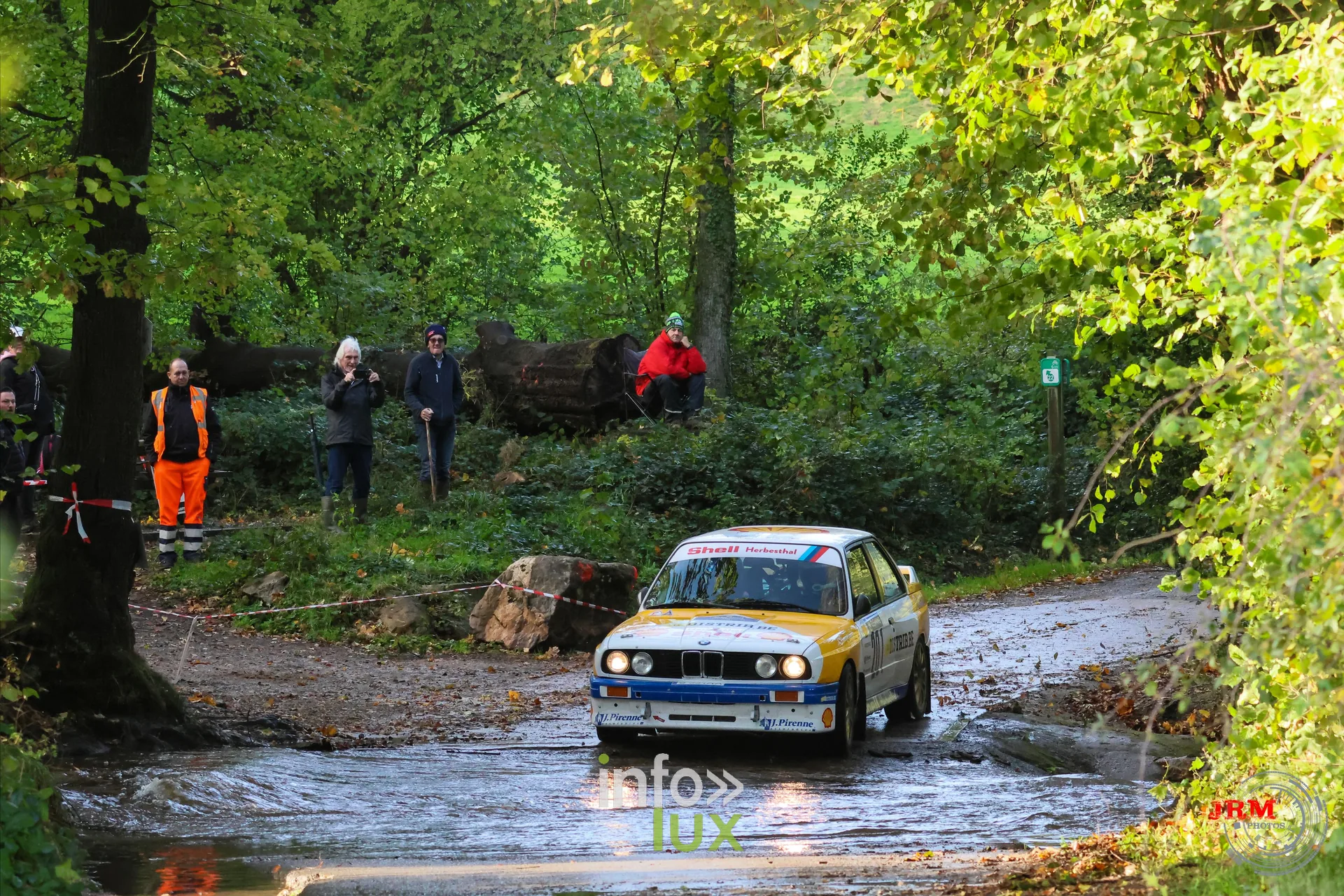 JMC Rallye des Hautes Fagnes 2026 à Jalhay : une BMW au passage d’un gué (photo Jérémy Leboutte)