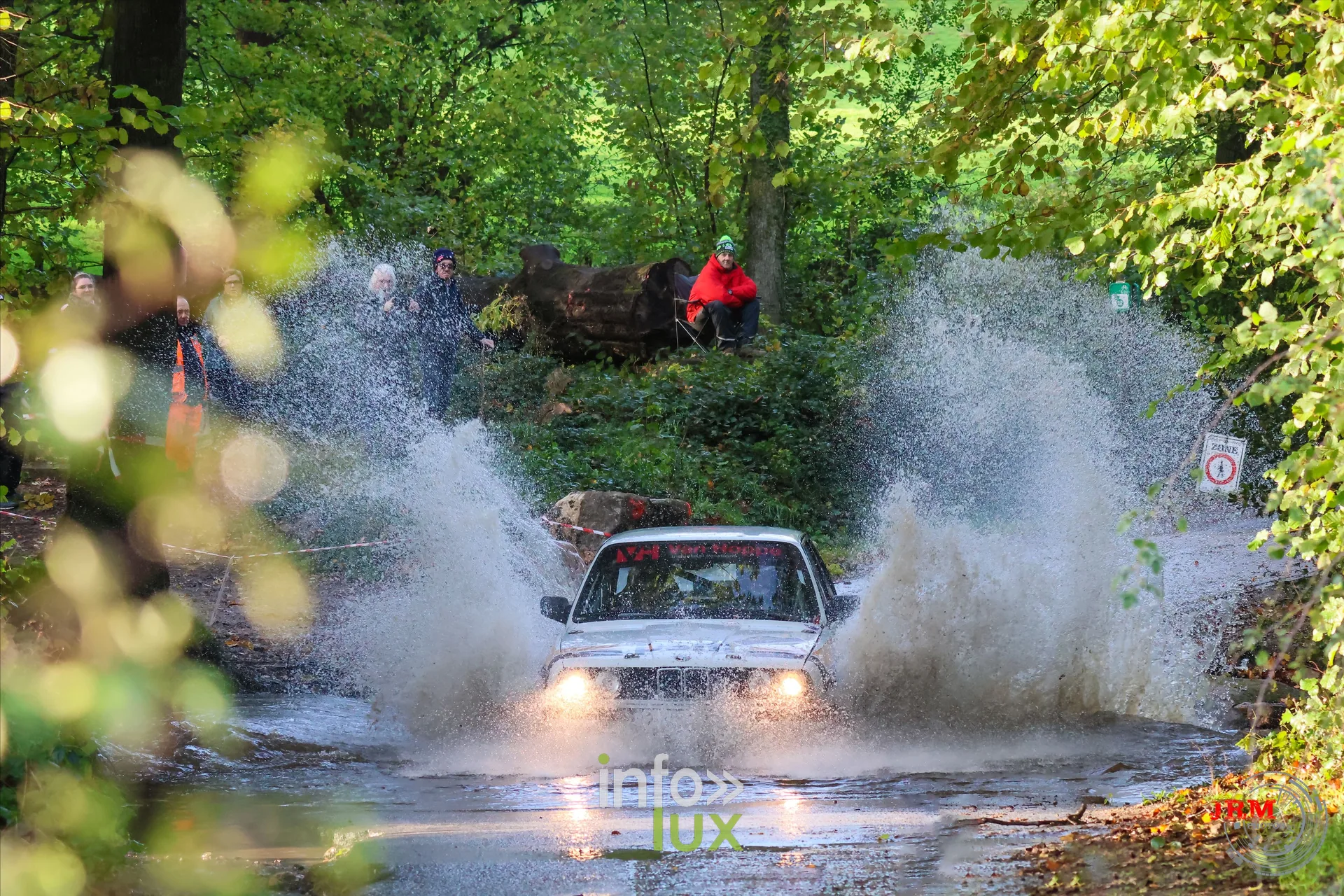 JMC Rallye des Hautes Fagnes 2026 à Jalhay : une voiture du rallye au passage d’un gué (photo Jérémy Leboutte)