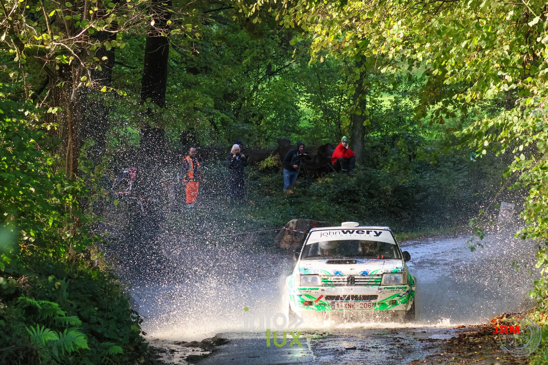 JMC Rallye des Hautes Fagnes 2026 à Jalhay : une voiture du rallye au passage d’un gué (photo Jérémy Leboutte)