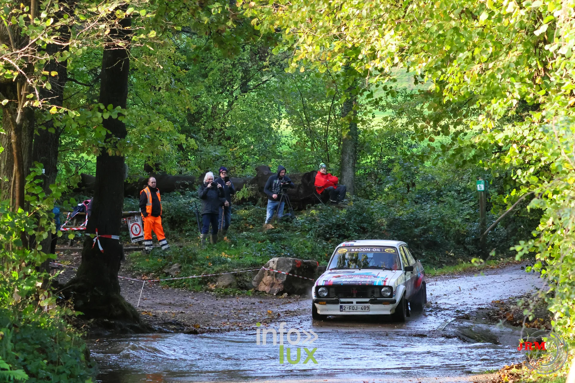 JMC Rallye des Hautes Fagnes 2026 à Jalhay : une voiture du rallye au passage d’un gué (photo Jérémy Leboutte)