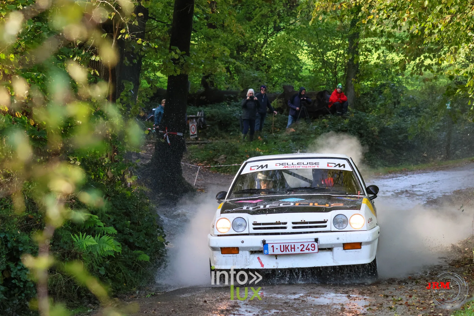 JMC Rallye des Hautes Fagnes 2026 à Jalhay : une voiture du rallye au passage d’un gué (photo Jérémy Leboutte)
