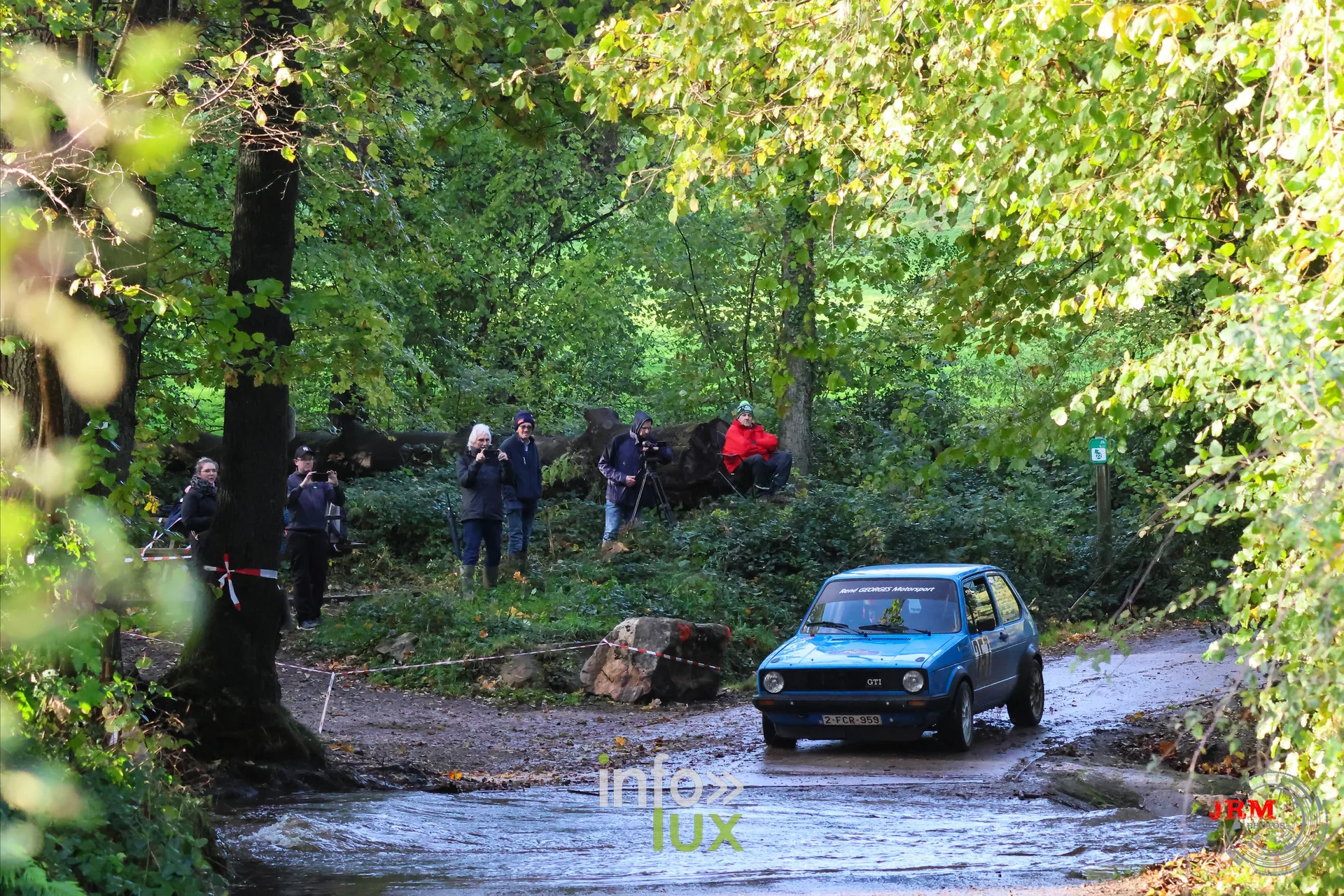 JMC Rallye des Hautes Fagnes 2026 à Jalhay : une voiture du rallye au passage d’un gué (photo Jérémy Leboutte)