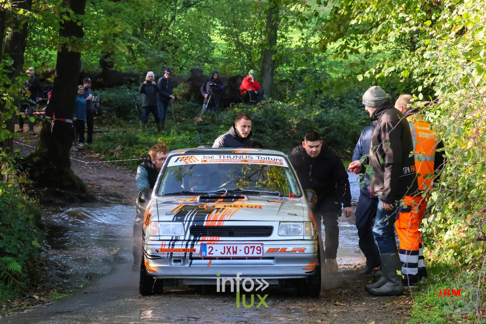 JMC Rallye des Hautes Fagnes 2026 à Jalhay : une voiture du rallye poussée hors d’un gué (photo Jérémy Leboutte)