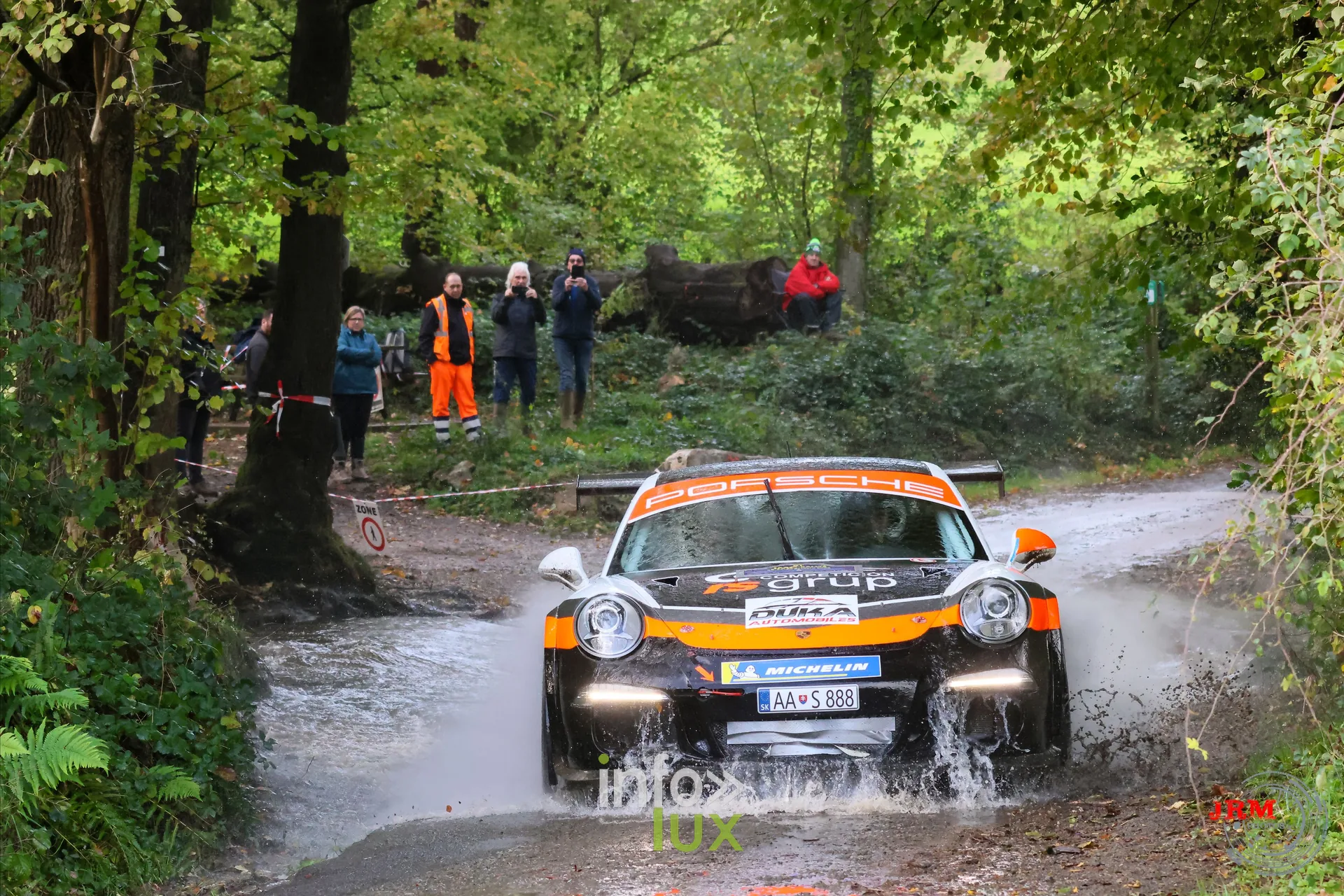 JMC Rallye des Hautes Fagnes 2026 à Jalhay : une Porsche au passage d’un gué (photo Jérémy Leboutte)