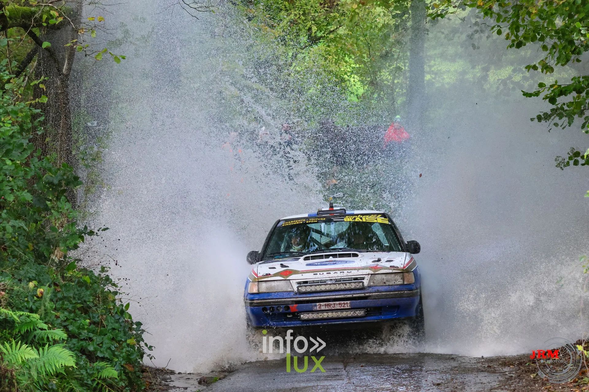 JMC Rallye des Hautes Fagnes 2026 à Jalhay : une voiture du rallye au passage d’un gué (photo Jérémy Leboutte)