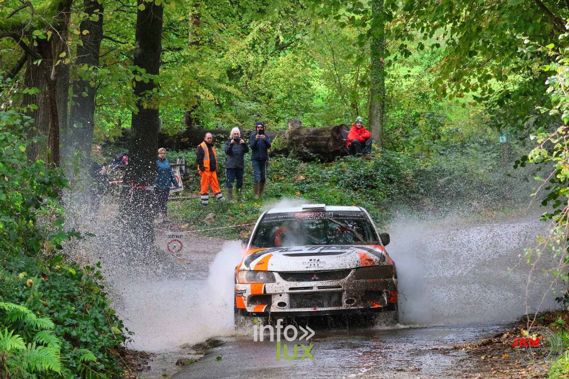 JMC Rallye des Hautes Fagnes 2026 à Jalhay : une voiture du rallye au passage d’un gué (photo Jérémy Leboutte)