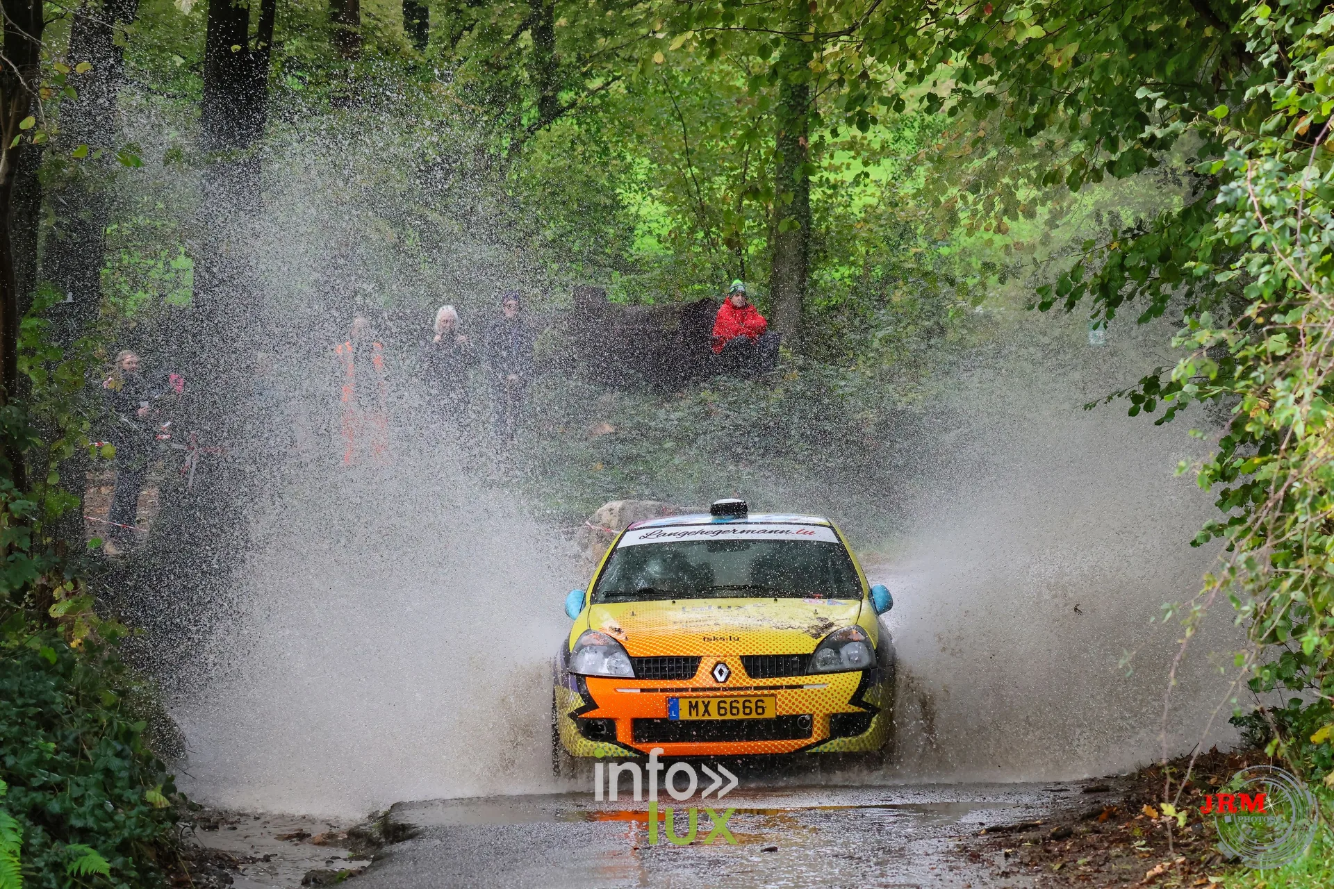 JMC Rallye des Hautes Fagnes 2026 à Jalhay : une Renault Clio au passage d’un gué (photo Jérémy Leboutte)
