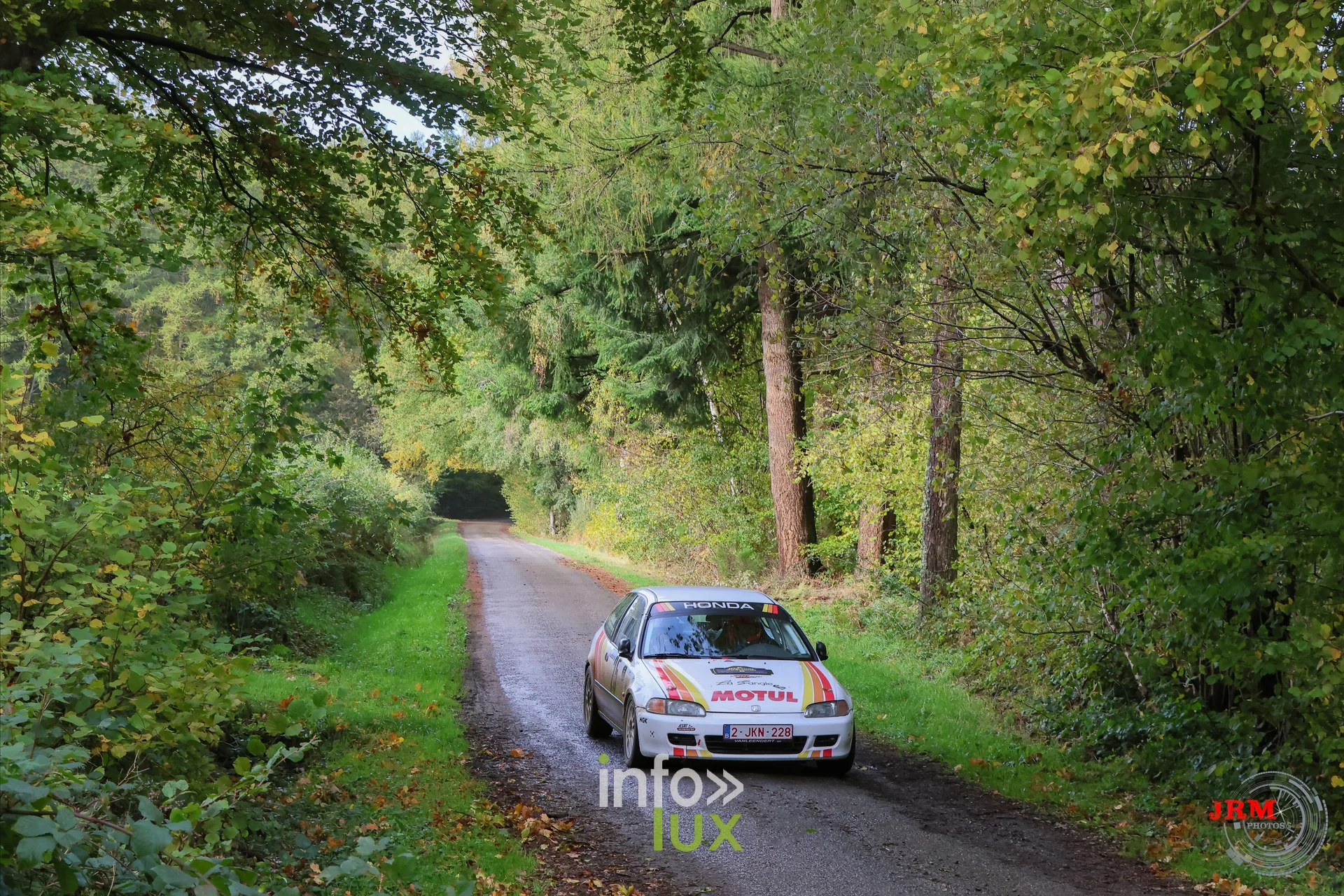 JMC Rallye des Hautes Fagnes 2026 à Jalhay : une voiture du rallye sur le parcours (photo Jérémy Leboutte)
