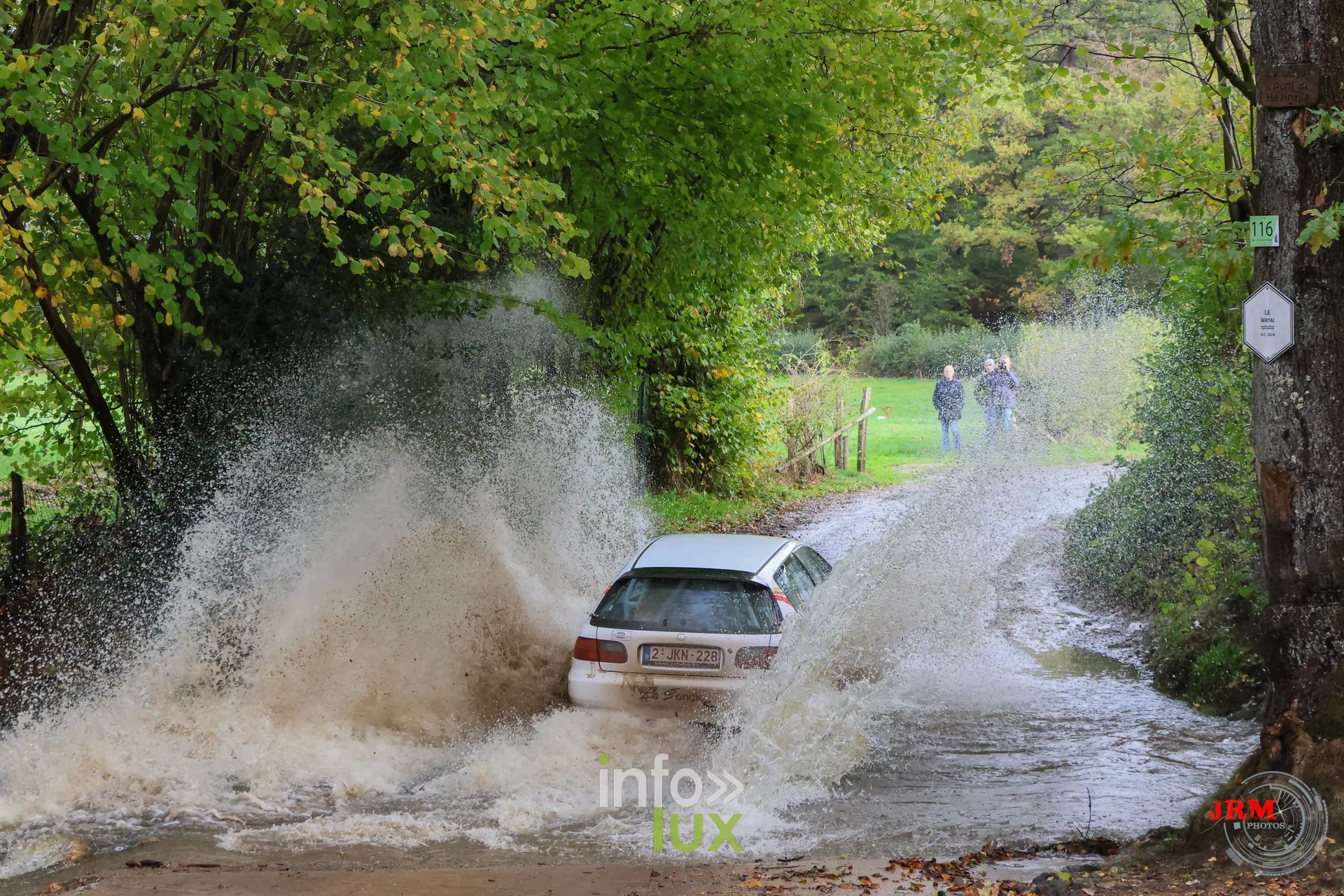 JMC Rallye des Hautes Fagnes 2026 à Jalhay : une voiture du rallye au passage d’un gué (photo Jérémy Leboutte)
