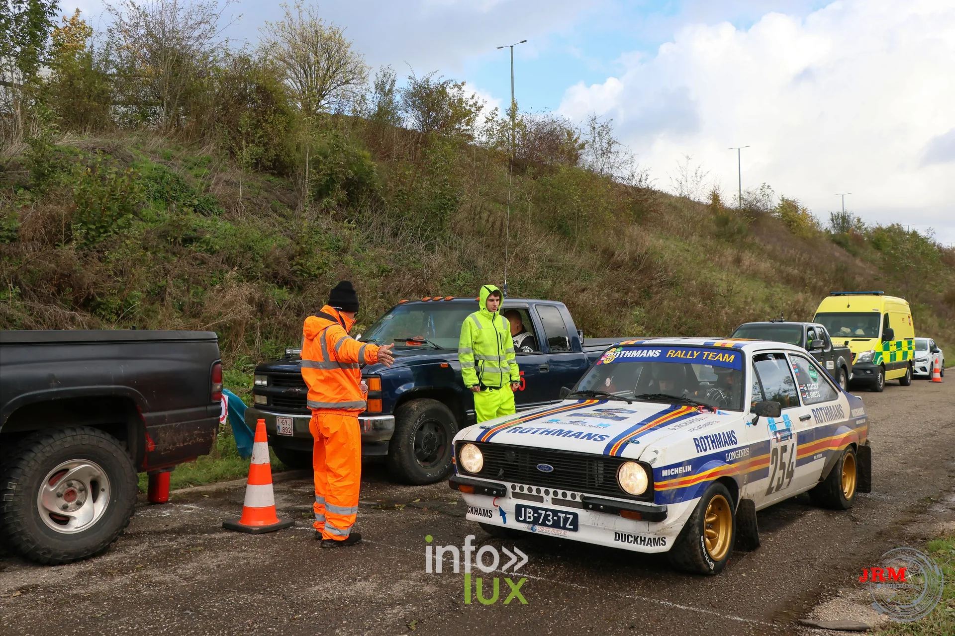 JMC Rallye des Hautes Fagnes 2026 à Jalhay : une Ford Escort et des commissaires (photo Jérémy Leboutte)