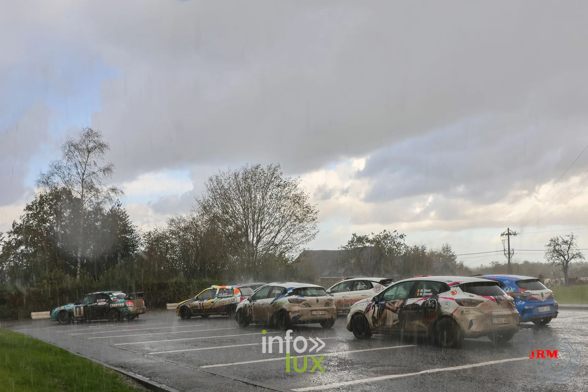 JMC Rallye des Hautes Fagnes 2026 à Jalhay : des voitures du rallye à l’arrêt sous la pluie (photo Jérémy Leboutte)