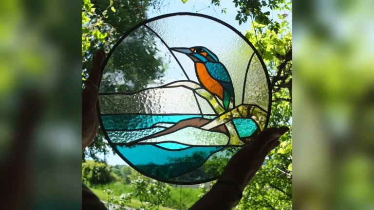 Vitrail au martin-pêcheur d’Aurélie Moreau, vitrailliste à Nimbermont