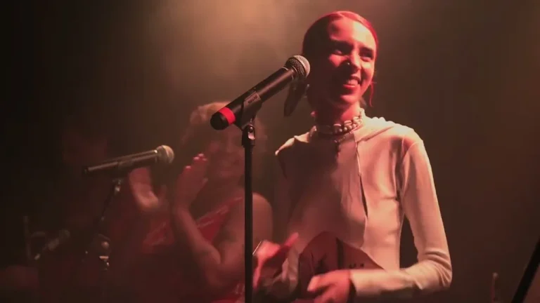 Kaaly sur scène dans la vidéo « Incendie » (Octet Live)