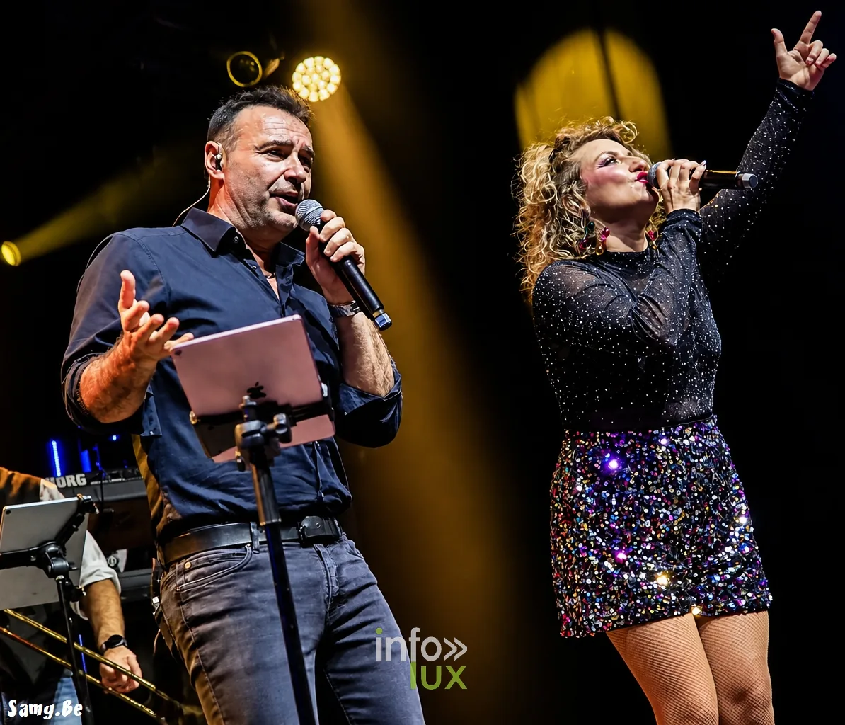 Kermesse de Maubeuge, Espace Sculfort, 24 octobre 2026 : Sébastien Ricard et la chanteuse de l’orchestre Adéquat (photo Samy.be)