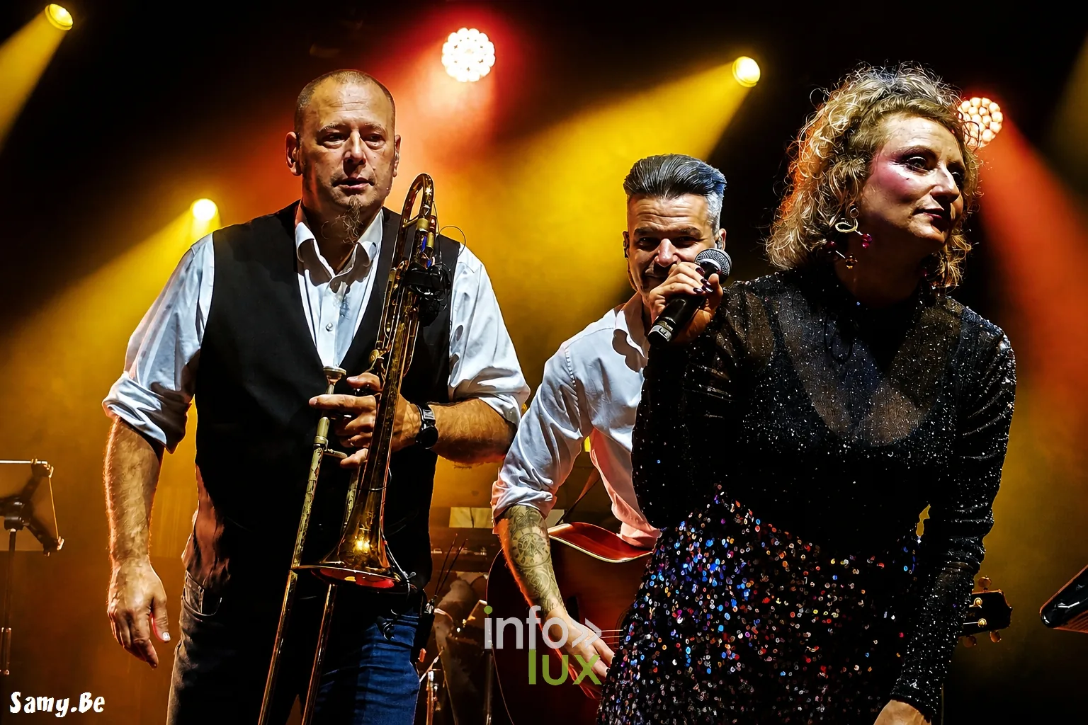Kermesse de Maubeuge, Espace Sculfort, 24 octobre 2026 : le tromboniste, le guitariste et la chanteuse de l’orchestre Adéquat (photo Samy.be)
