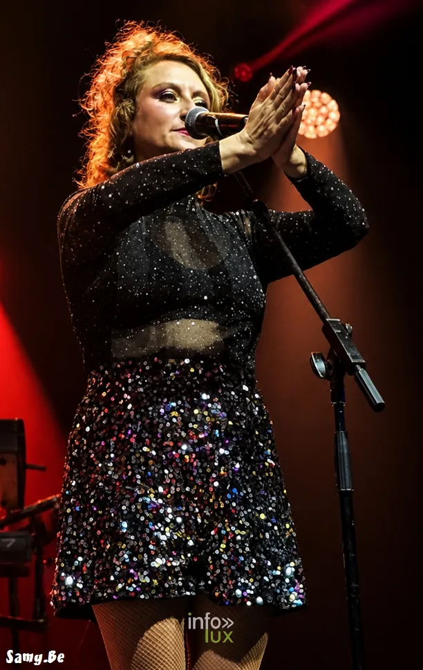 Kermesse de Maubeuge, Espace Sculfort, 24 octobre 2026 : la chanteuse de l’orchestre Adéquat (photo Samy.be)