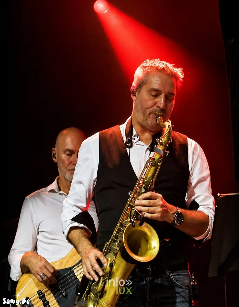 Kermesse de Maubeuge, Espace Sculfort, 24 octobre 2026 : le guitariste et le saxophoniste de l’orchestre Adéquat (photo Samy.be)