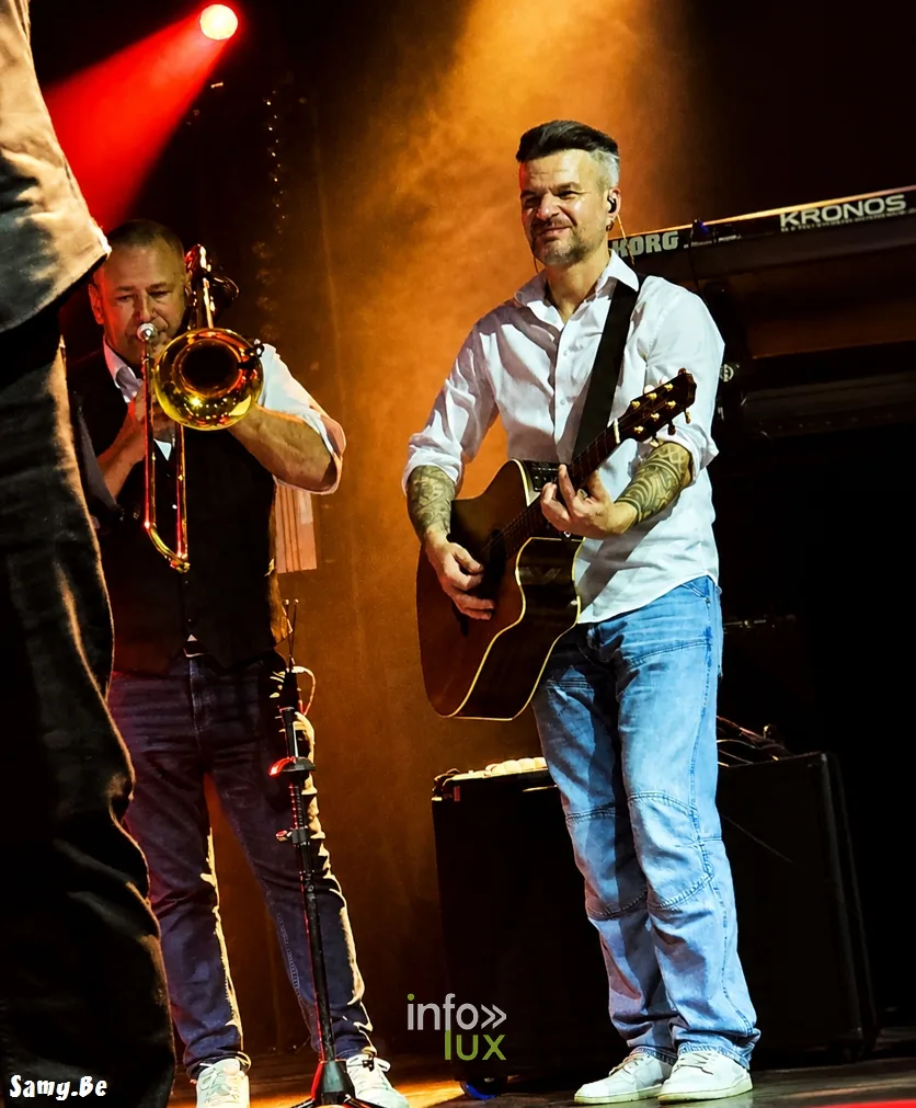 Kermesse de Maubeuge, Espace Sculfort, 24 octobre 2026 : le tromboniste et le guitariste de l’orchestre Adéquat (photo Samy.be)