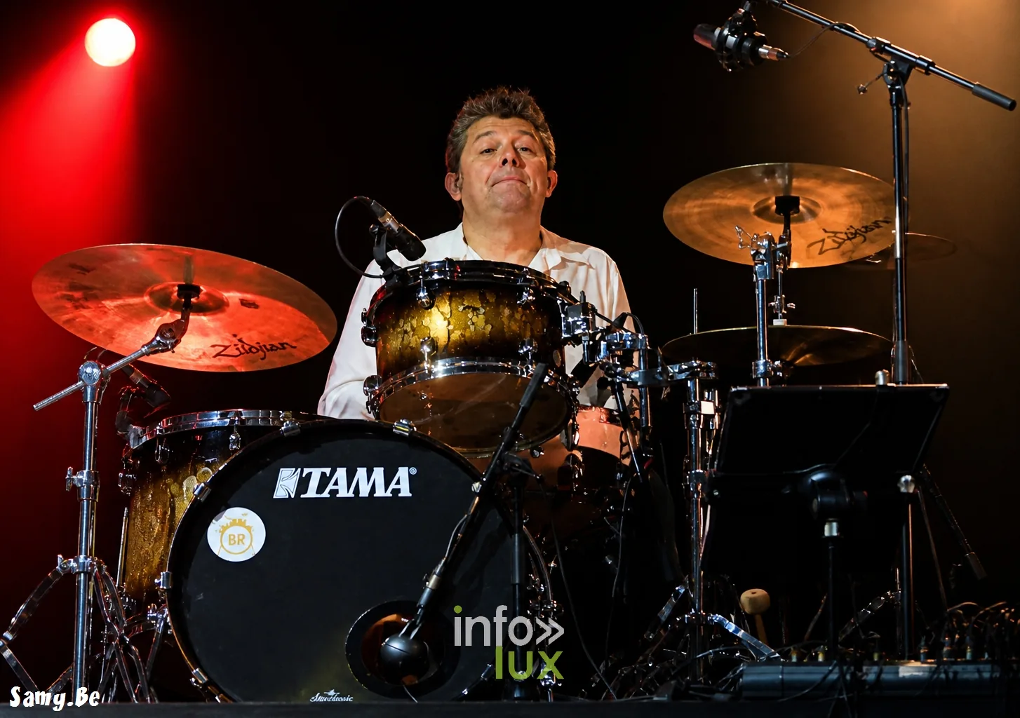 Kermesse de Maubeuge, Espace Sculfort, 24 octobre 2026 : Manu Raison, batteur de l’orchestre Adéquat (photo Samy.be)