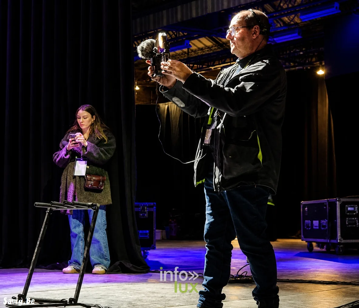 Kermesse de Maubeuge, Espace Sculfort, 24 octobre 2026 : les journalistes Laurie Colinet et Bertrand Théry sur la scène (photo Samy.be)