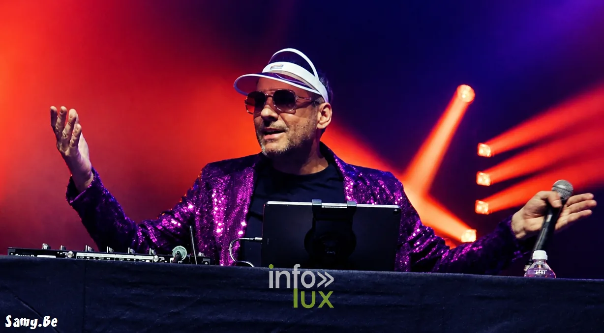 Kermesse de Maubeuge, Espace Sculfort, 24 octobre 2026 : Jojo Fantaisie aux platines (photo Samy.be)