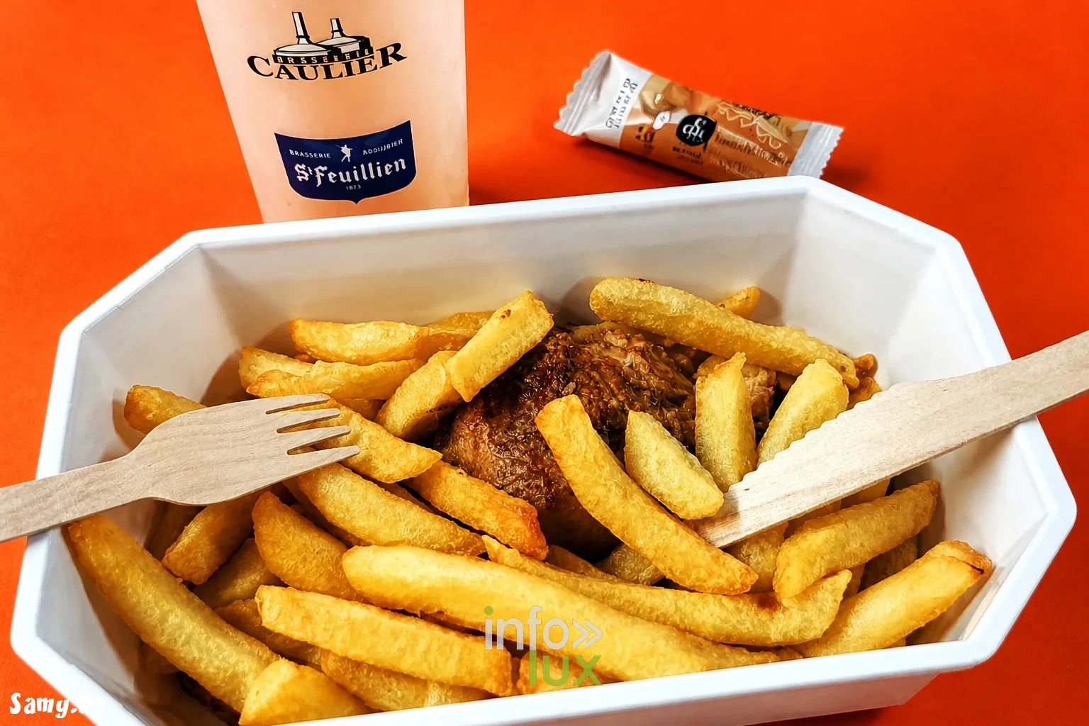 Kermesse de Maubeuge, Espace Sculfort, 24 octobre 2026 : frites et poulet à la restauration (photo Samy.be)