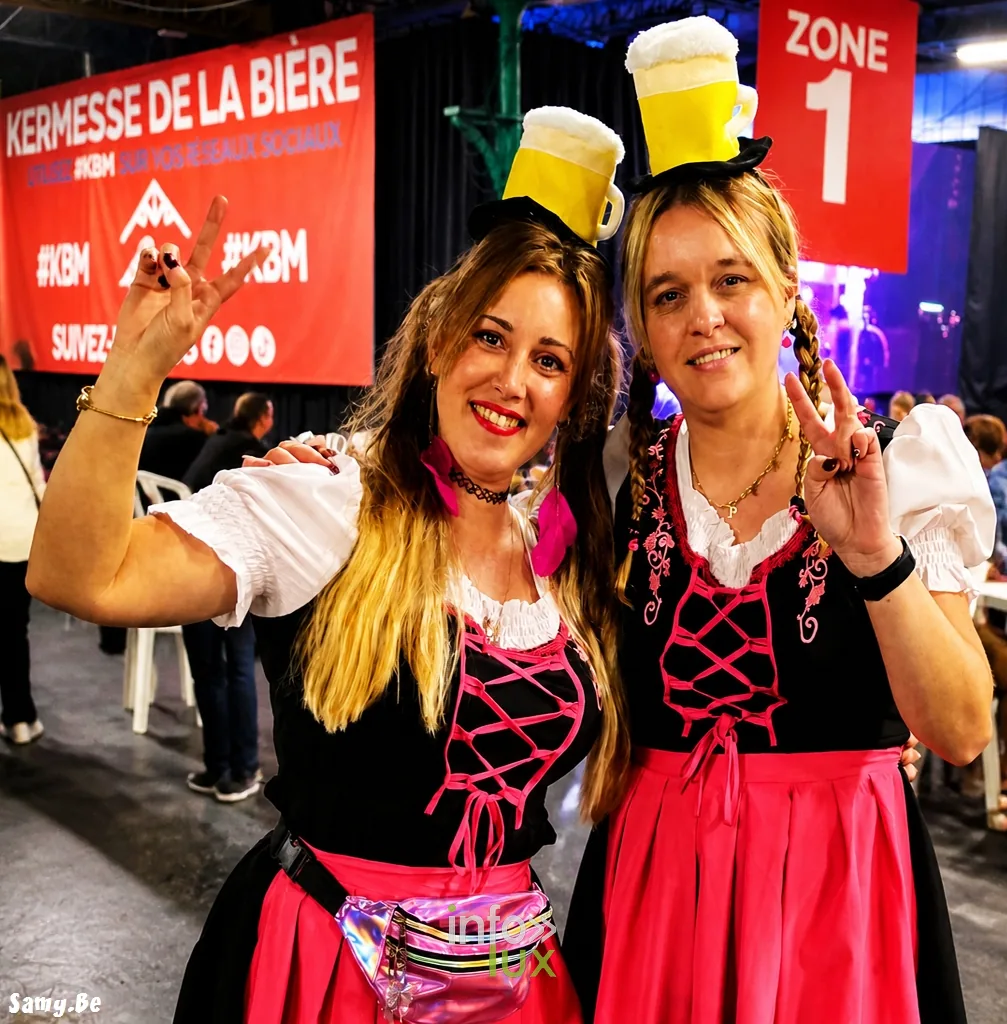 Kermesse de Maubeuge, Espace Sculfort, 24 octobre 2026 : deux visiteuses costumées (photo Samy.be)
