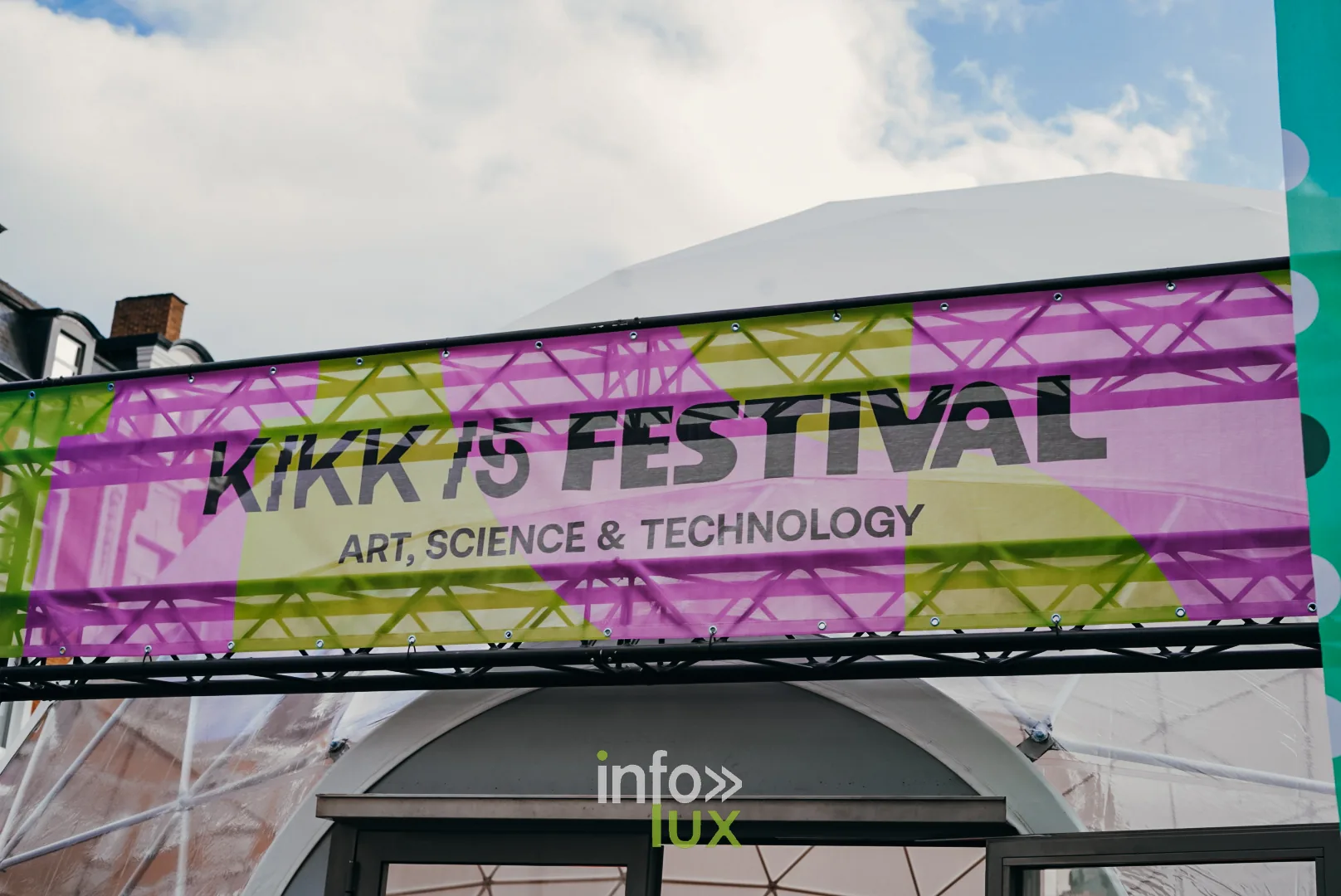 KIKK Festival 2026 à Namur, 22 octobre 2026 : l’arche KIKK 15 Festival devant le Dôme, place d’Armes (photo Time Shoot Production)