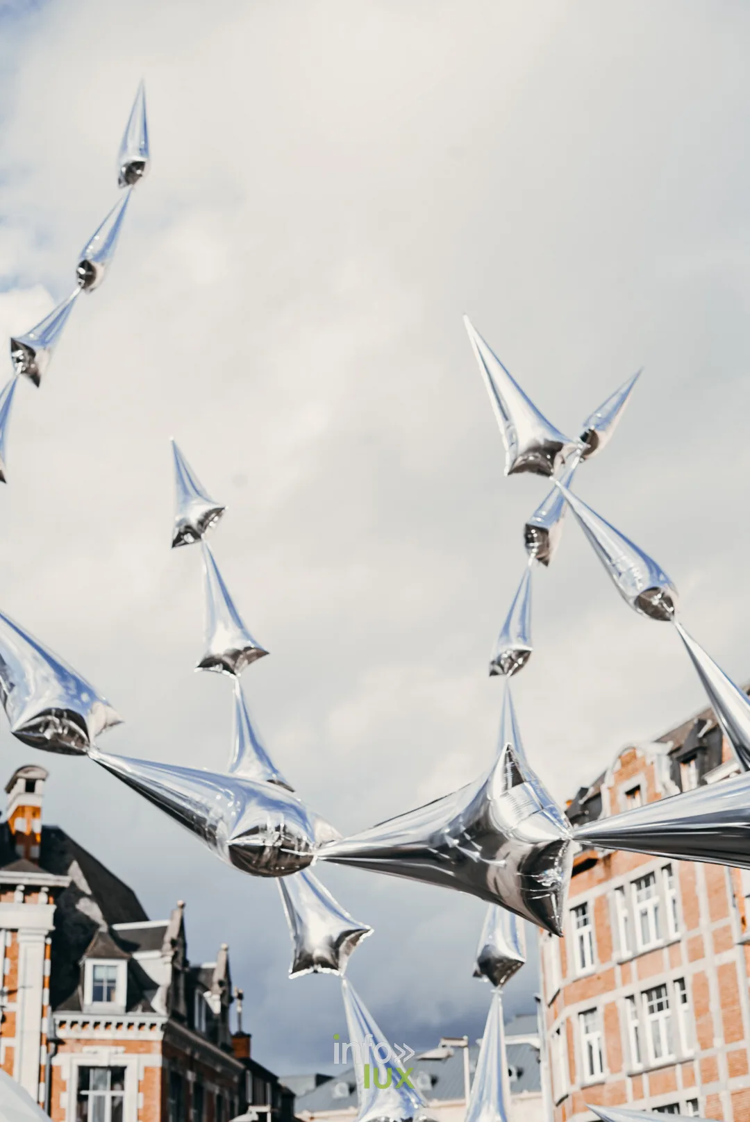 KIKK Festival 2026 à Namur, 22 octobre 2026 : Steel Grass, d’Aérosculpture, sur la place d’Armes (photo Time Shoot Production)