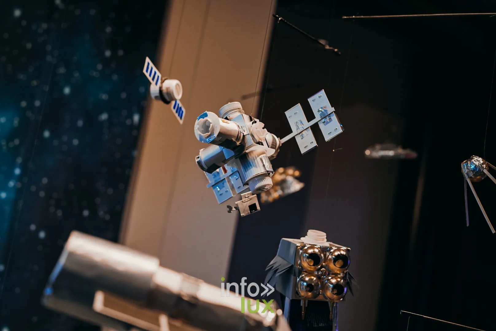 KIKK Festival 2026 à Namur, 22 octobre 2026 : maquettes de satellites, exposition Pavillon Playground au Pavillon (photo Time Shoot Production)