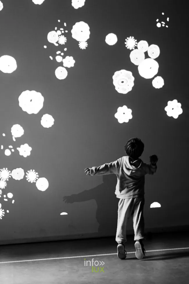 KIKK Festival 2026 à Namur, 22 octobre 2026 : un enfant devant une projection de fleurs, exposition Pavillon Playground (photo Time Shoot Production)