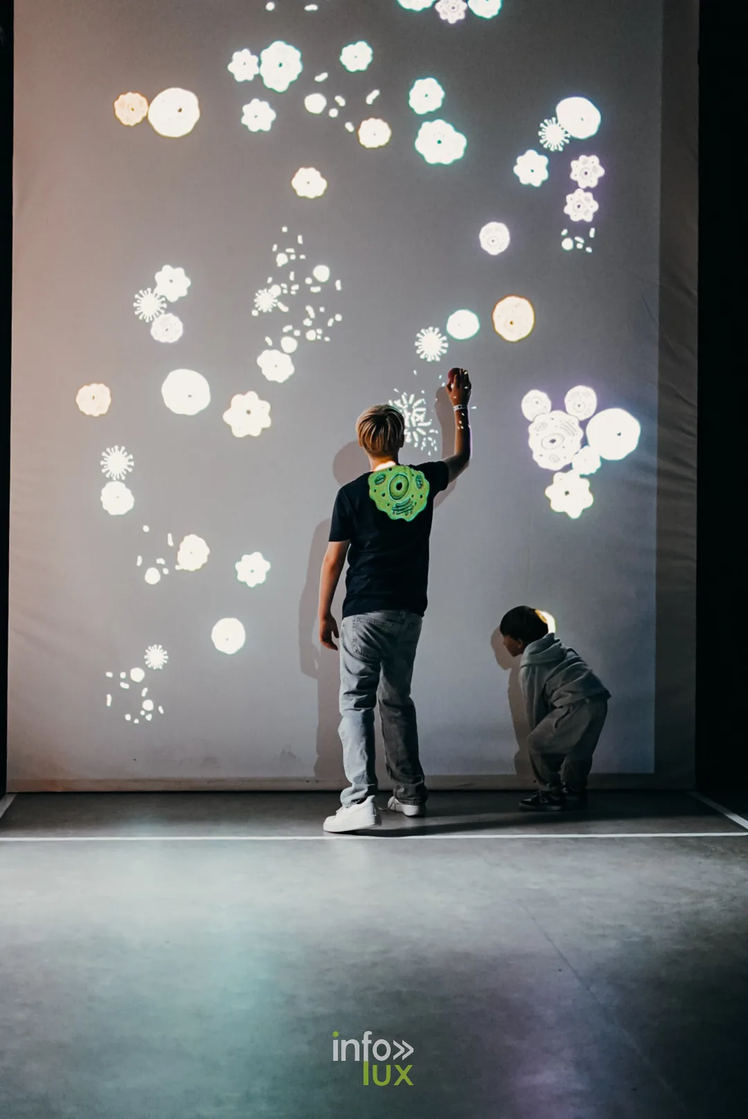 KIKK Festival 2026 à Namur, 22 octobre 2026 : des enfants devant une projection de fleurs, exposition Pavillon Playground (photo Time Shoot Production)
