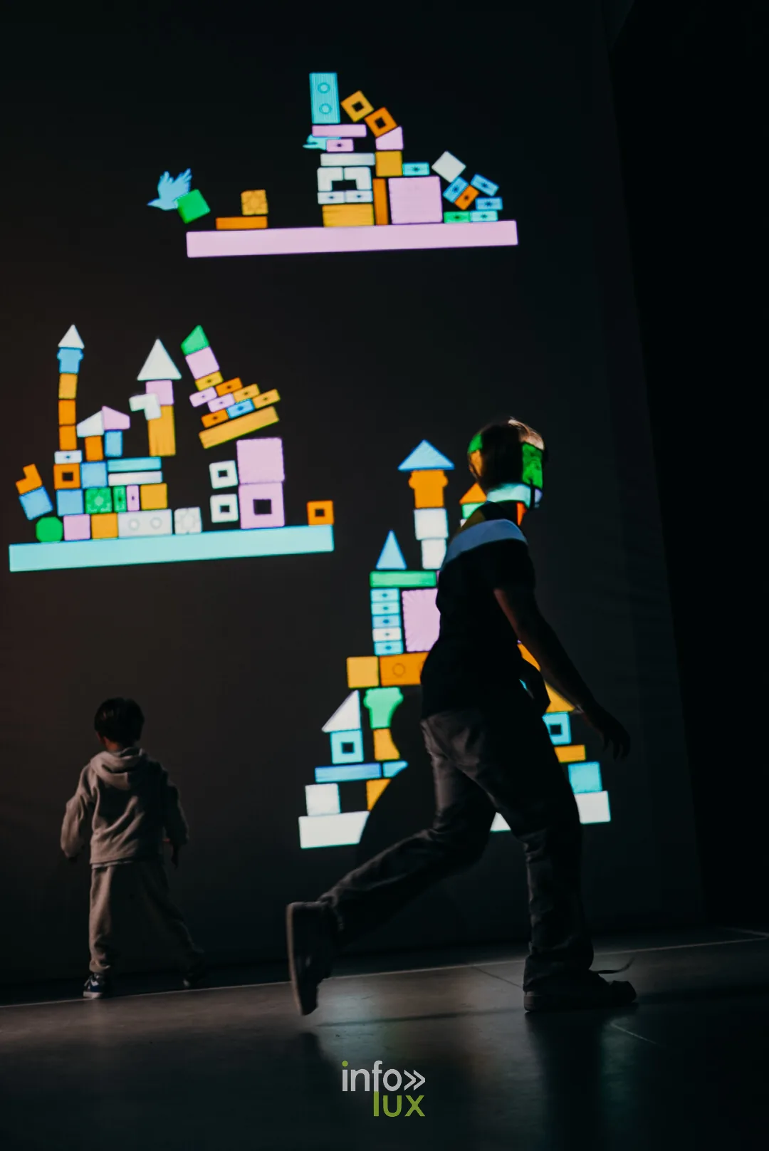 KIKK Festival 2026 à Namur, 22 octobre 2026 : des enfants devant une projection de blocs de construction, exposition Pavillon Playground (photo Time Shoot Production)