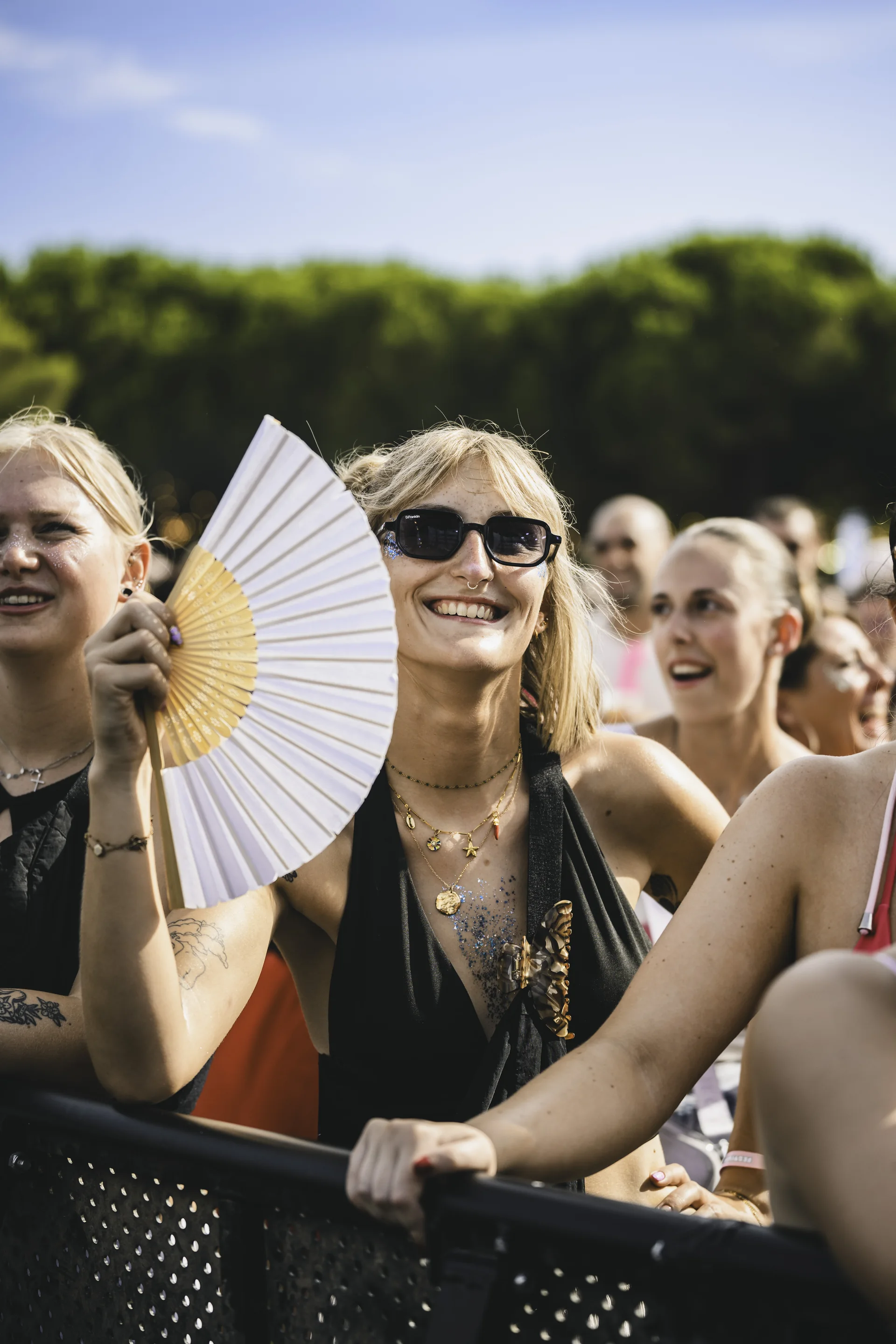 Festivalière avec un éventail à La Kermesse Festival