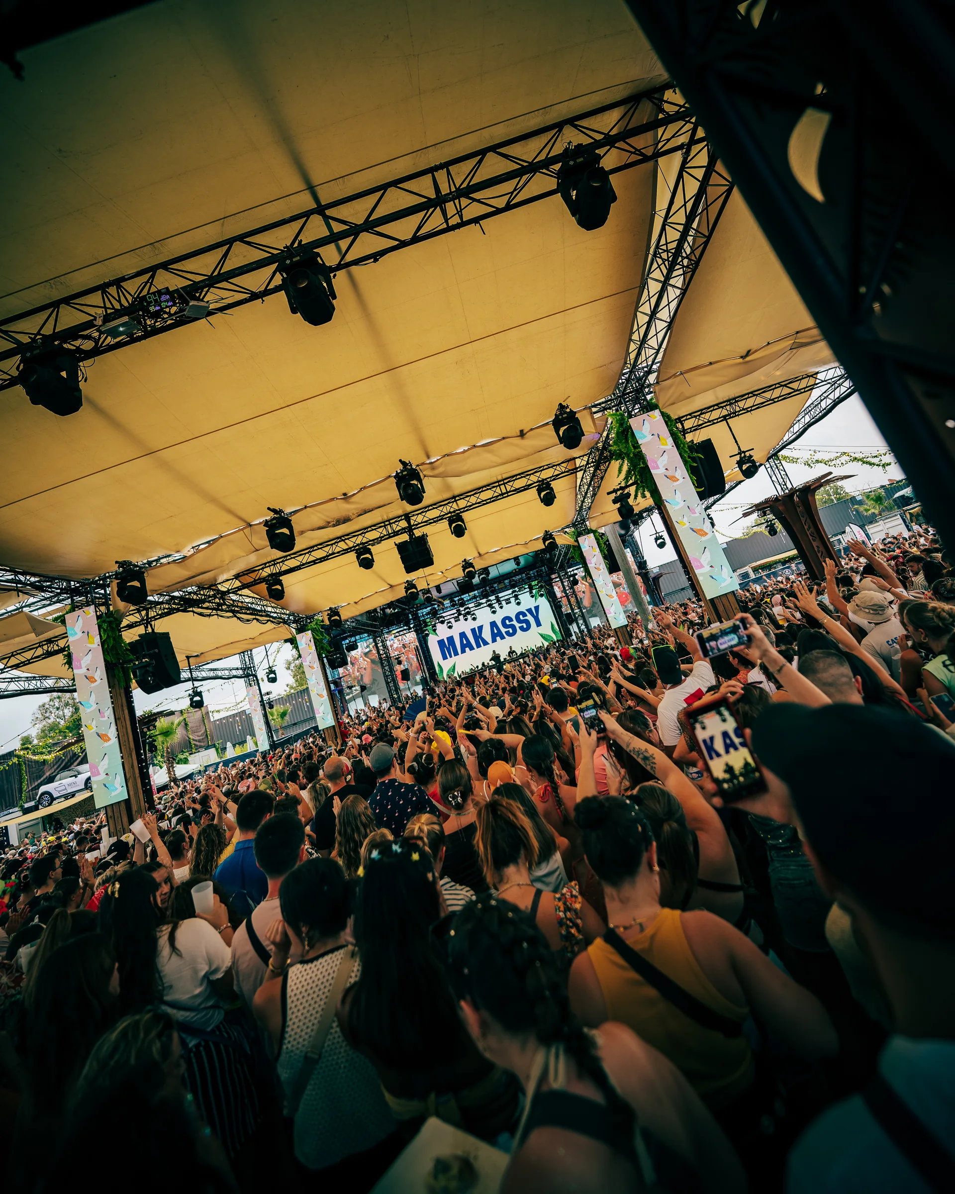 Le public sous le chapiteau du Poney Club de Toulouse, La Kermesse Festival 2026
