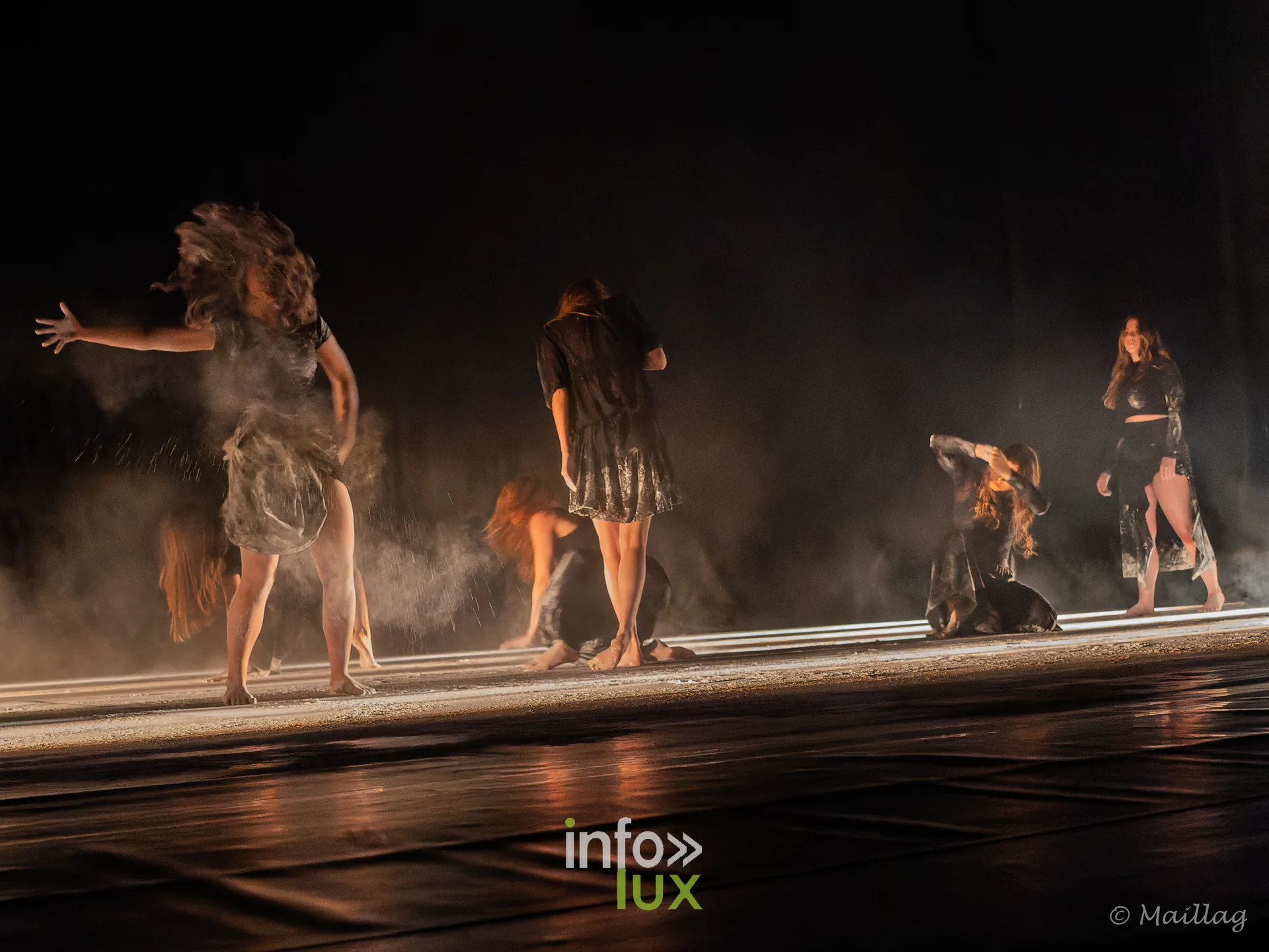 La Neuvième, spectacle de danse contemporaine de Ballismos au Centre culturel Le Totem à Libramont-Chevigny, 24 octobre 2026 : danseuses sur le plateau (photo Guy Maillard)
