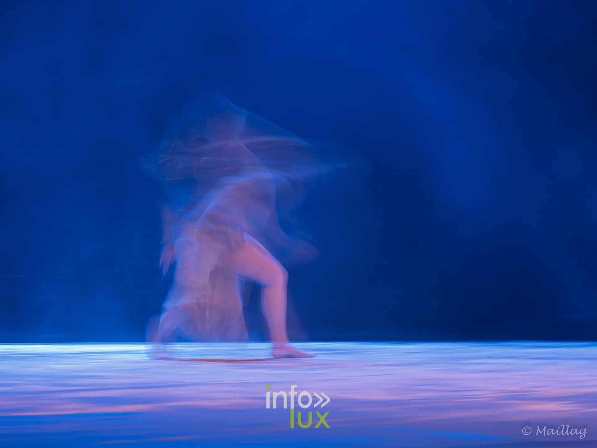 La Neuvième, spectacle de danse contemporaine de Ballismos au Centre culturel Le Totem à Libramont-Chevigny, 24 octobre 2026 : une danseuse sur le plateau (photo Guy Maillard)