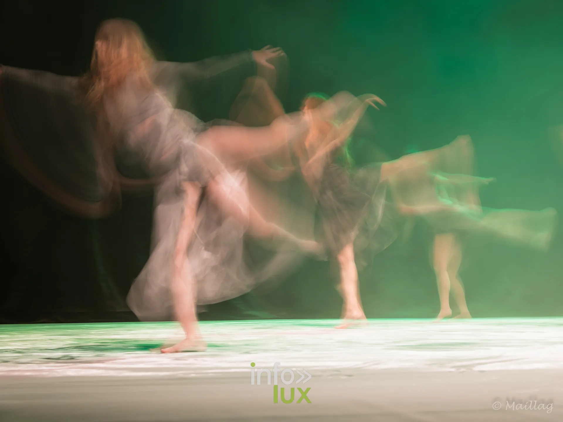 La Neuvième, spectacle de danse contemporaine de Ballismos au Centre culturel Le Totem à Libramont-Chevigny, 24 octobre 2026 : danseuses sur le plateau (photo Guy Maillard)