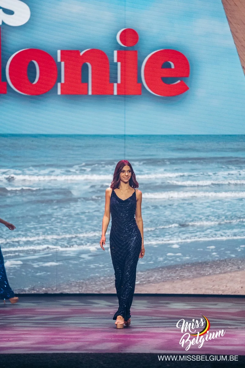 Lauren, Crown Card Bruxelles, défile en robe de soirée pailletée sur la scène Miss Belgium