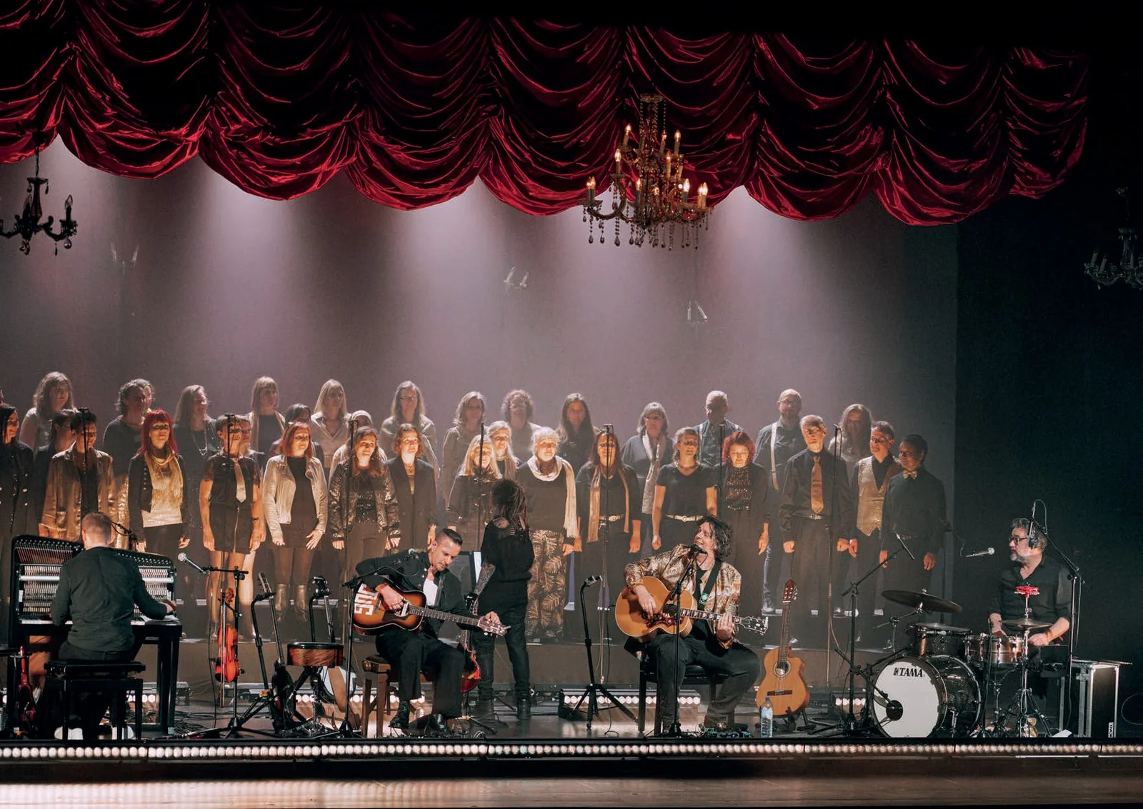 Musiciens et chœur sur scène, photo du dossier de presse du Bal des timides