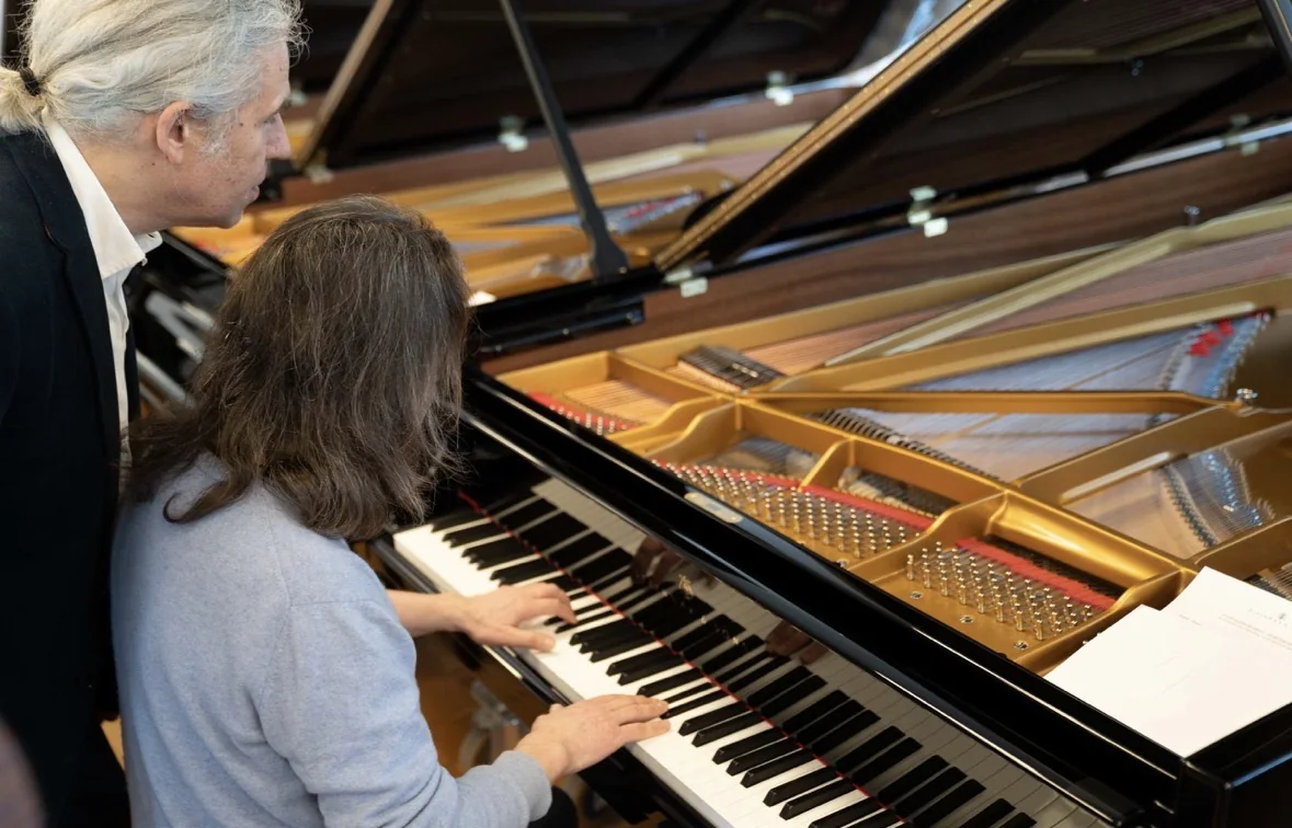 Mons > Concert > EKINOX 2026 : dix pianistes inaugurent le Steinway D d’Arsonic (« Le piano nouveau est arrivé »)