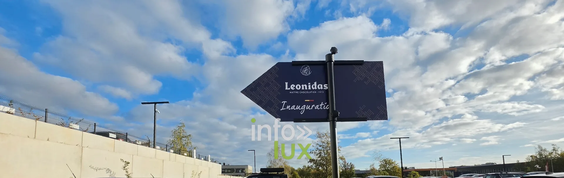 Le fléchage de l’inauguration à l’entrée du site Leonidas, inauguration du nouveau site Leonidas à Nivelles, 15 octobre 2026 (photo Karolyn Delisé-Hanse)