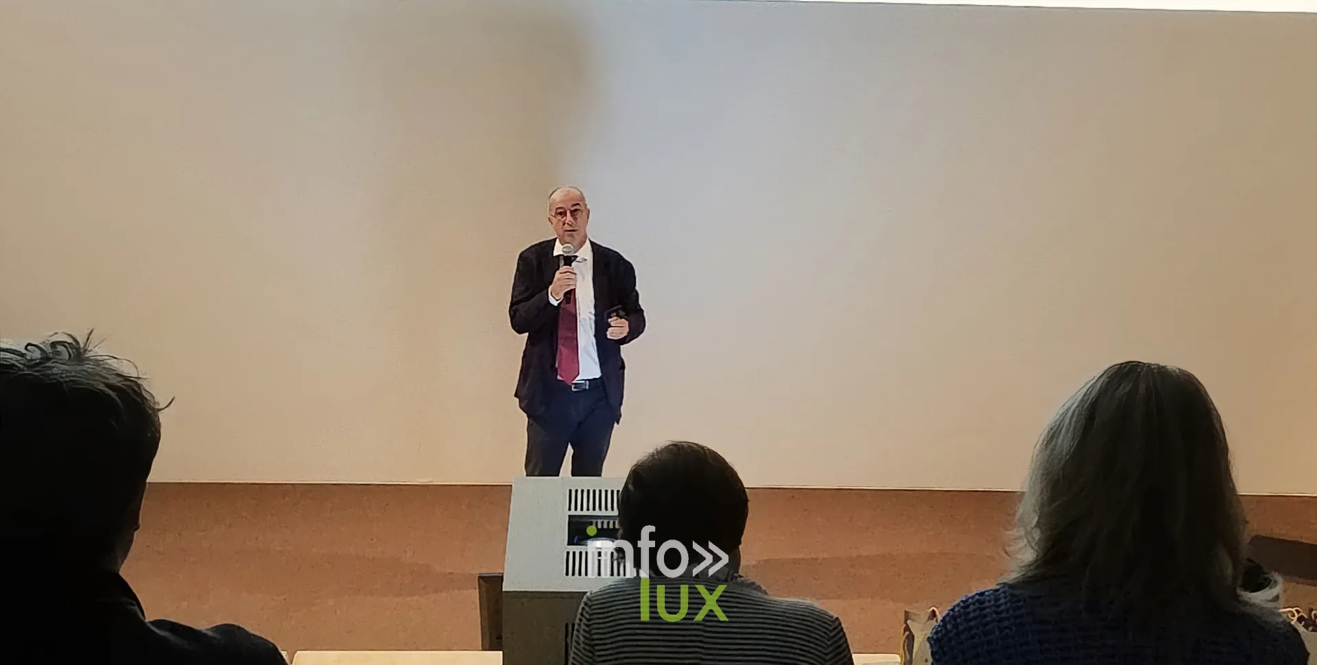 Une prise de parole dans la salle en gradins, inauguration du nouveau site Leonidas à Nivelles, 15 octobre 2026 (photo Karolyn Delisé-Hanse) — photo modifiée par ia