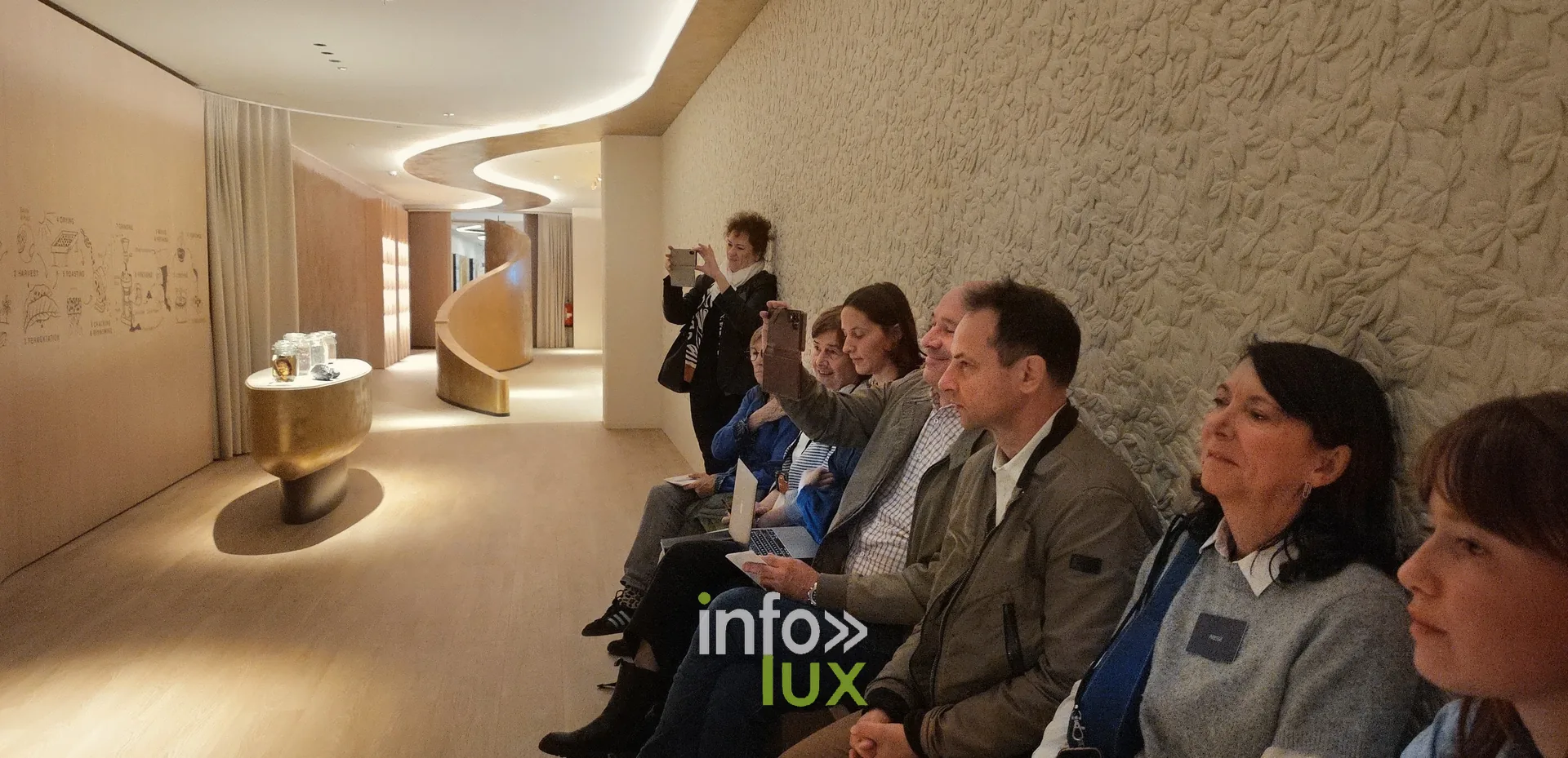 Les invités pendant la visite, inauguration du nouveau site Leonidas à Nivelles, 15 octobre 2026 (photo Karolyn Delisé-Hanse) — photo modifiée par ia
